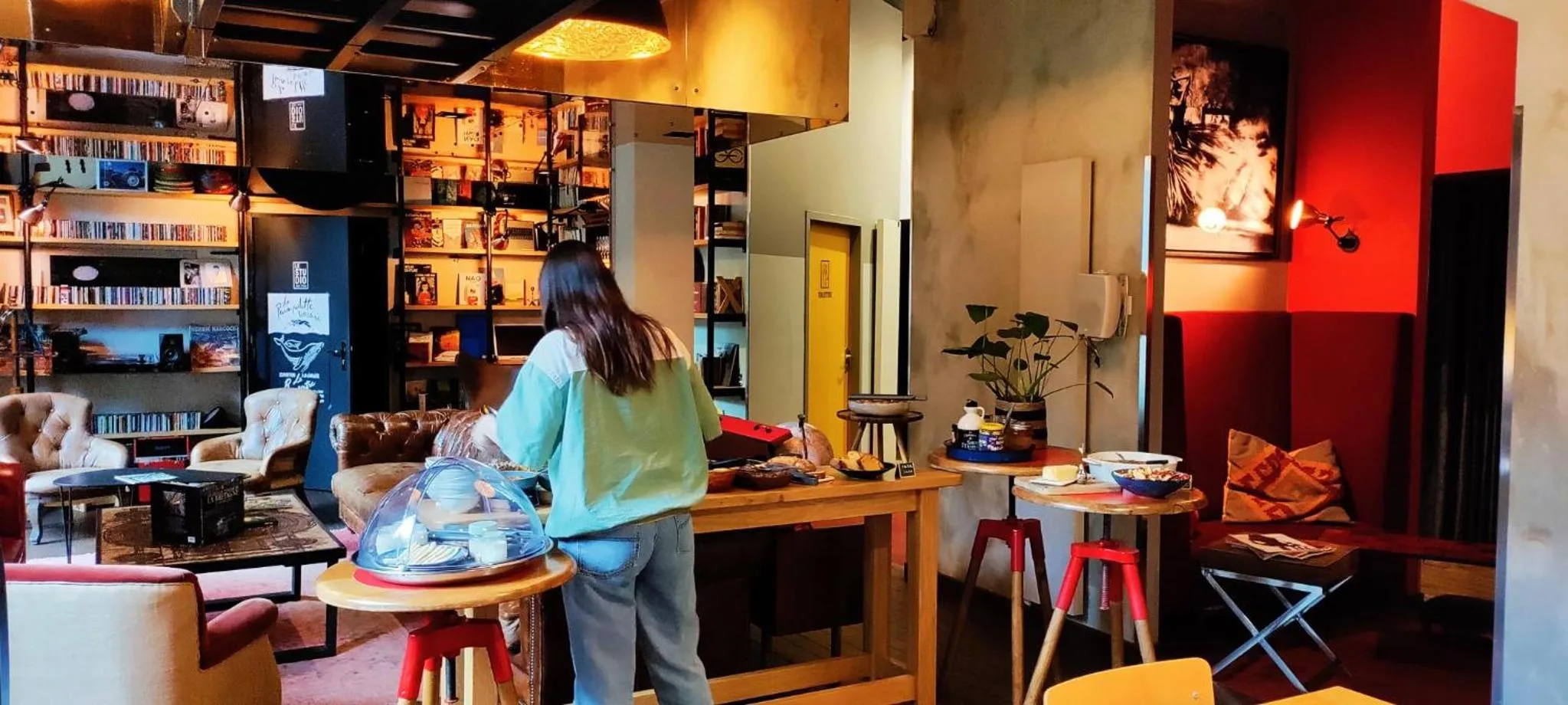 Restaurant/places to eat in Le Magic Hall