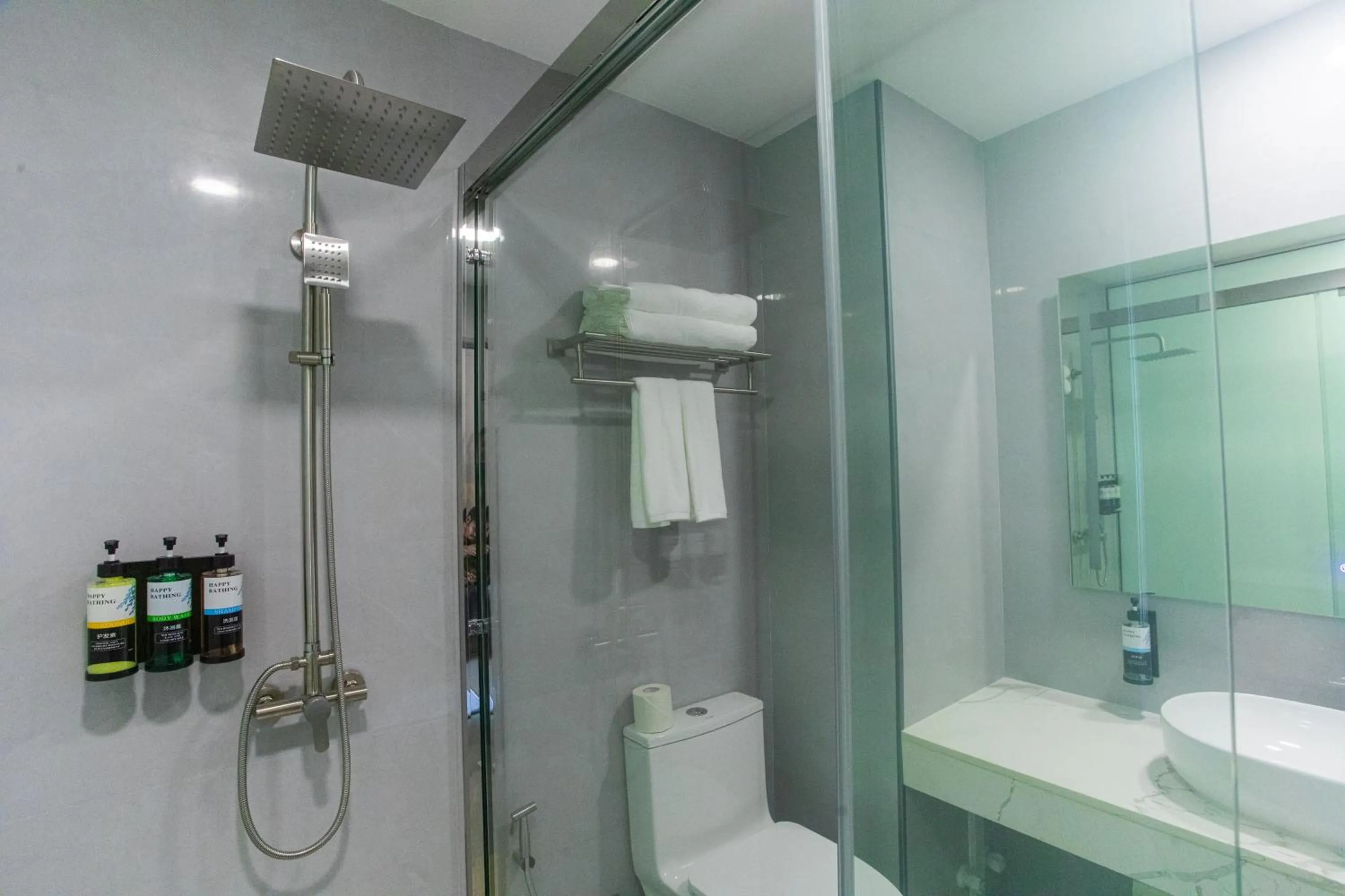 Shower in Lonuhiri at Dhigurah