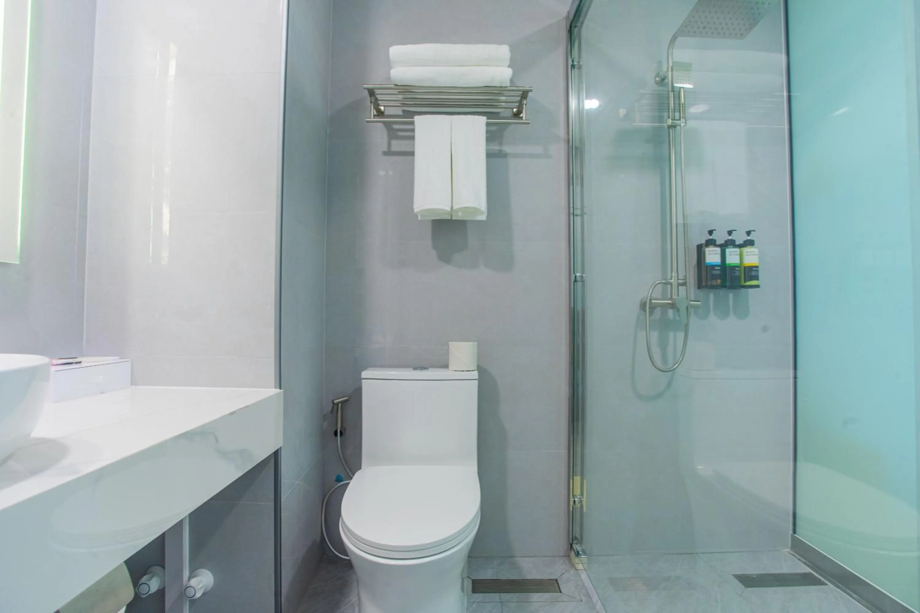Shower in Lonuhiri at Dhigurah