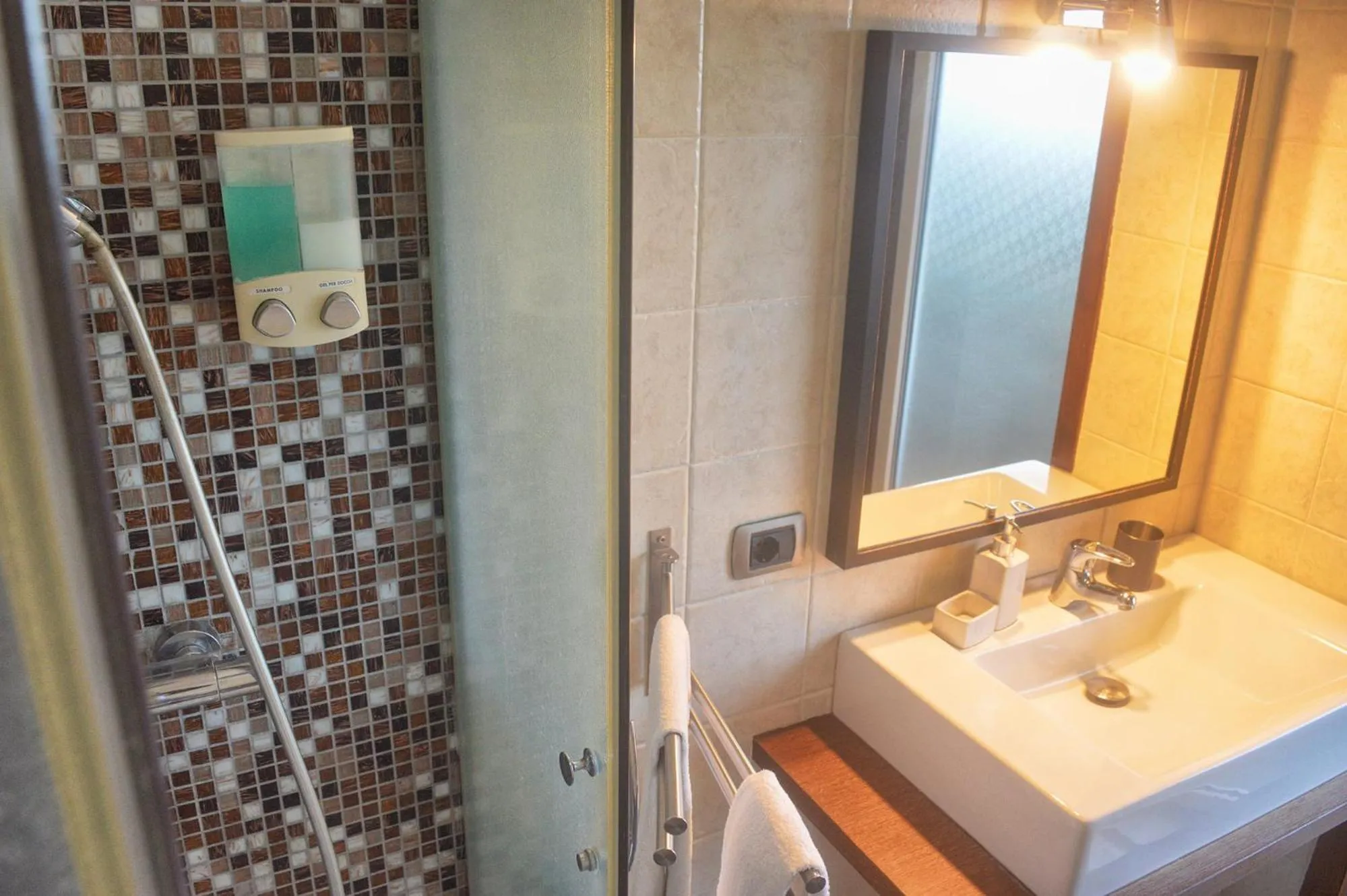 Shower in B&B Terrazza dell'Etna