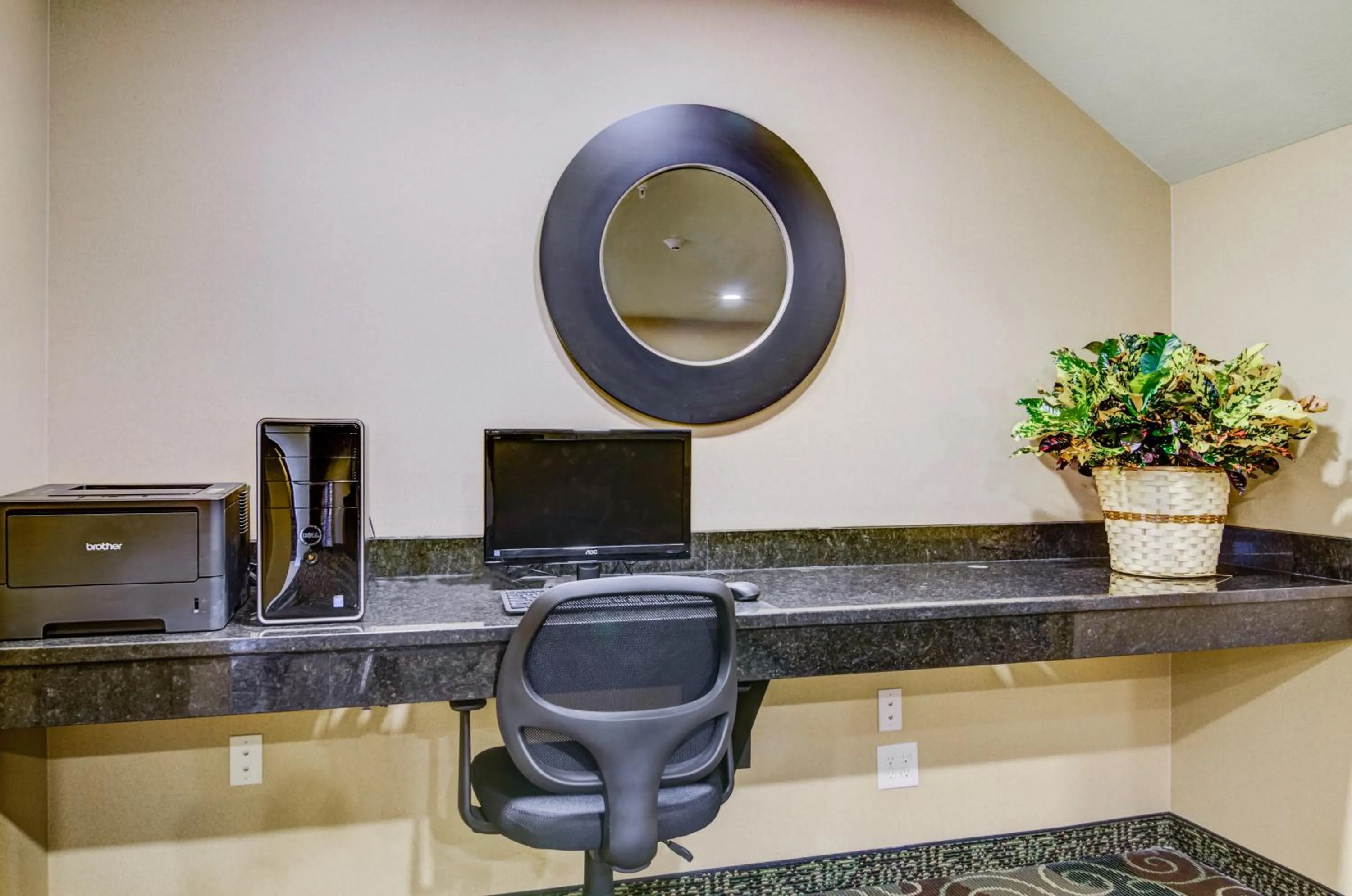 Castle Rock Inn & Suites - Quinter