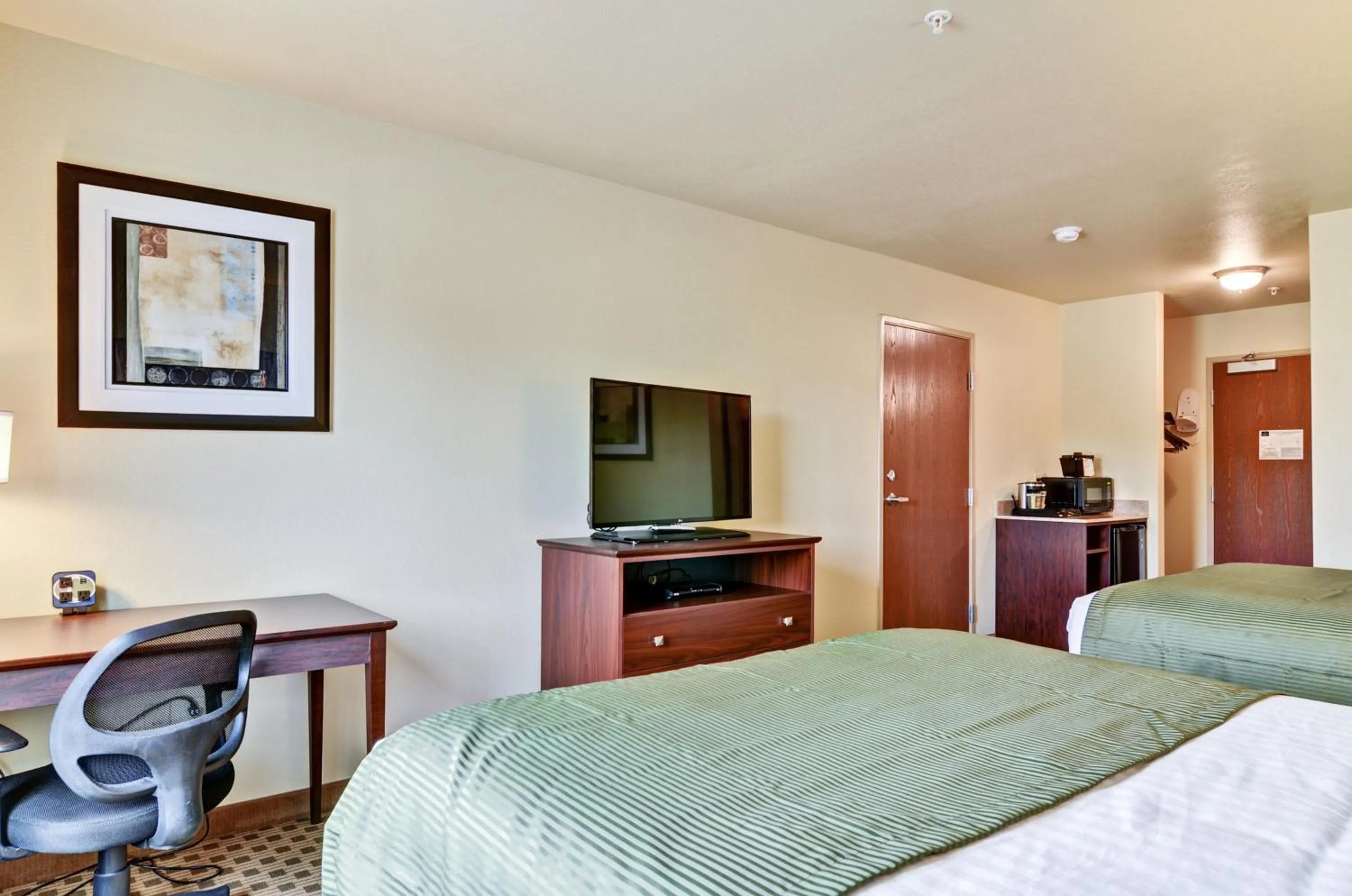 Bed in Castle Rock Inn & Suites - Quinter