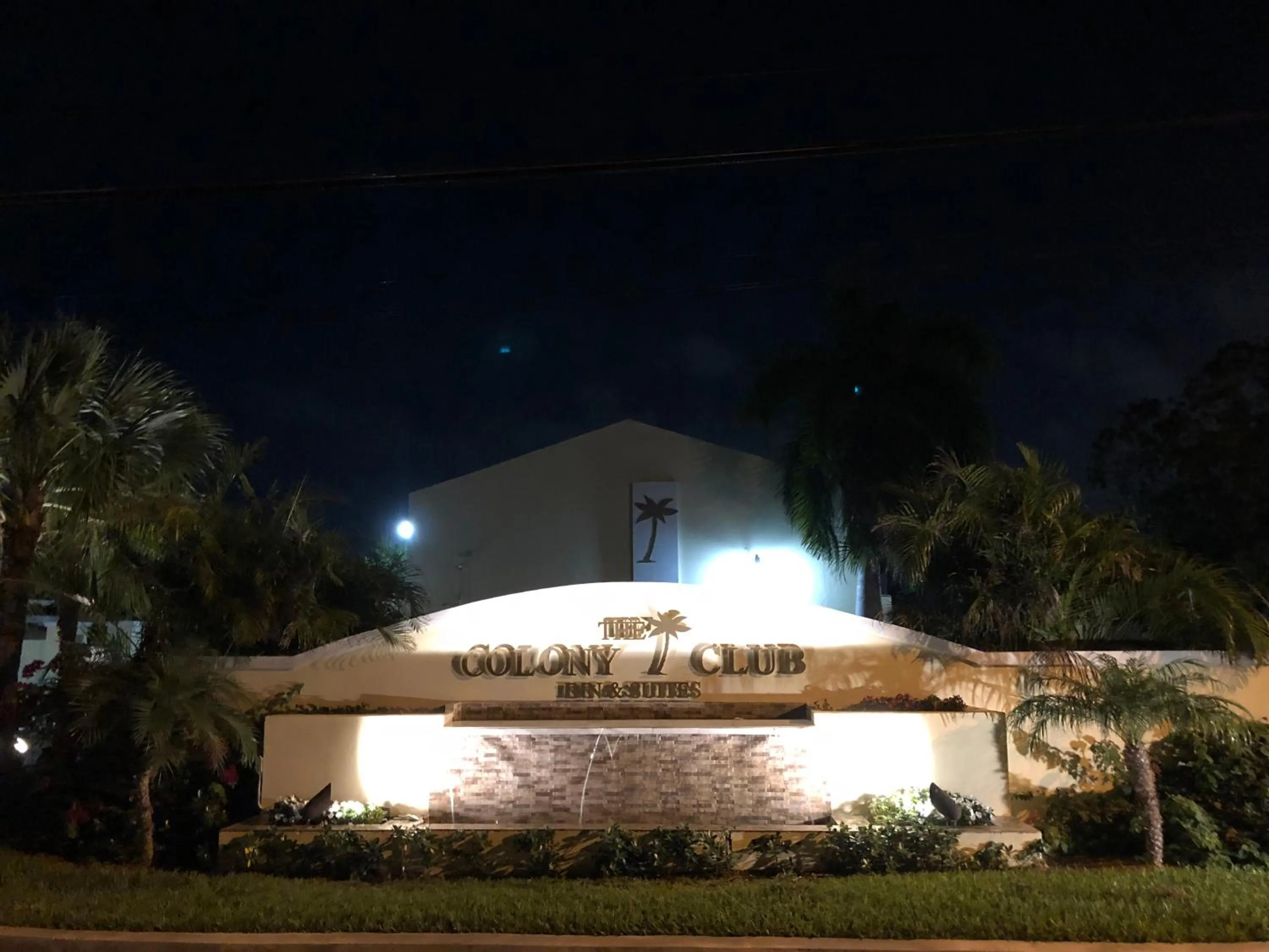 Colony Club Inn & Suites