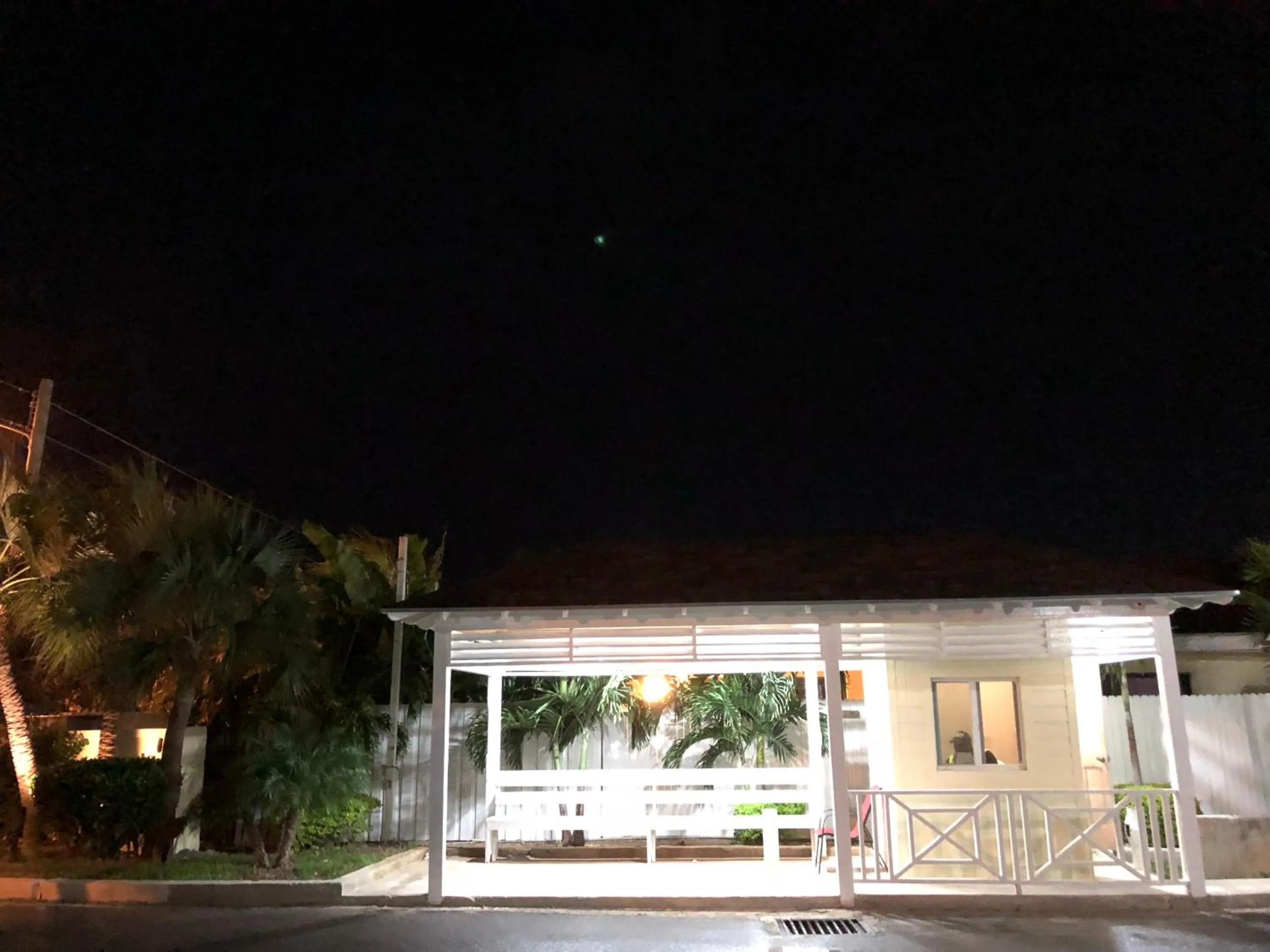 Facade/entrance in Colony Club Inn & Suites