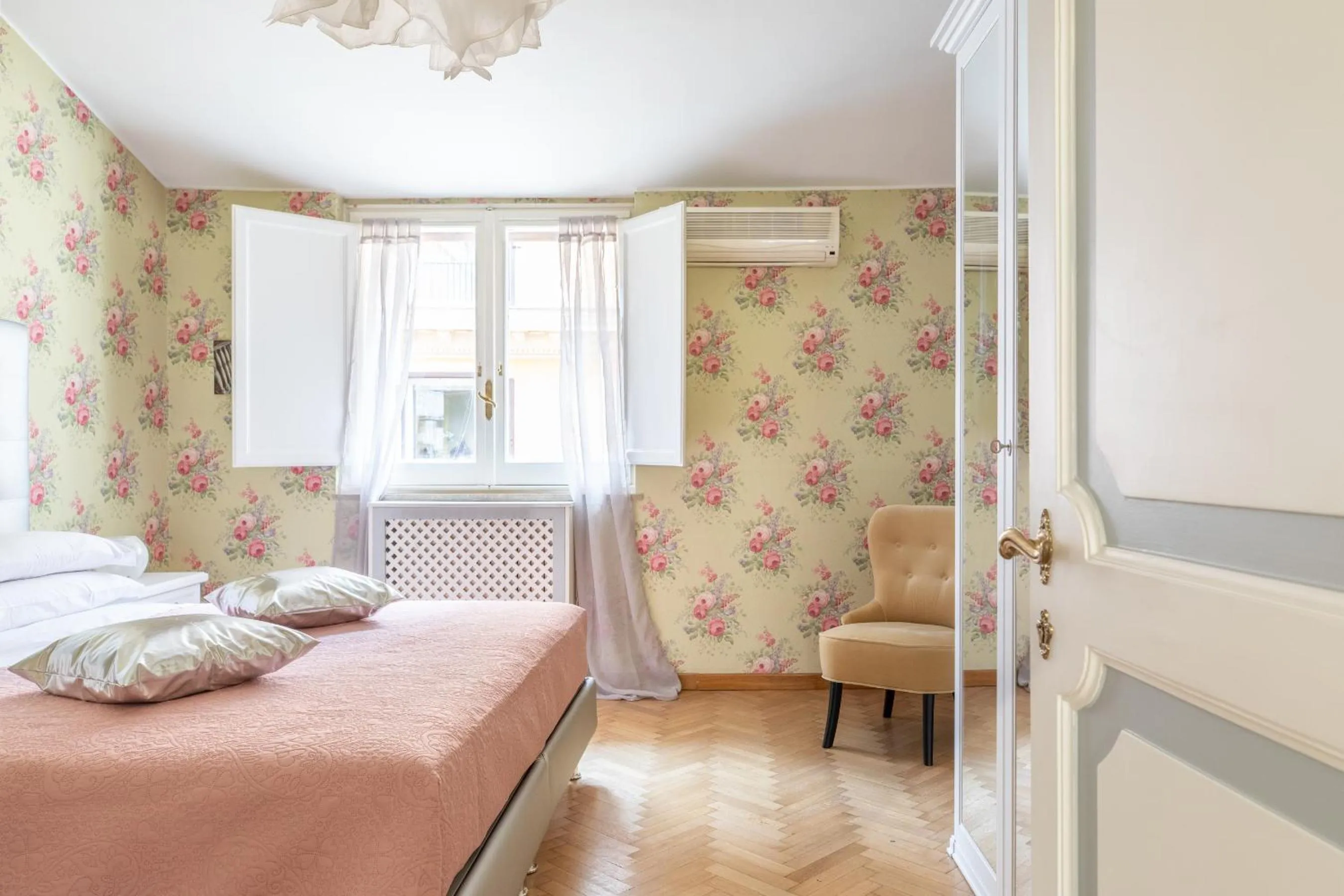 Photo of the whole room, Bed in Town House Roma