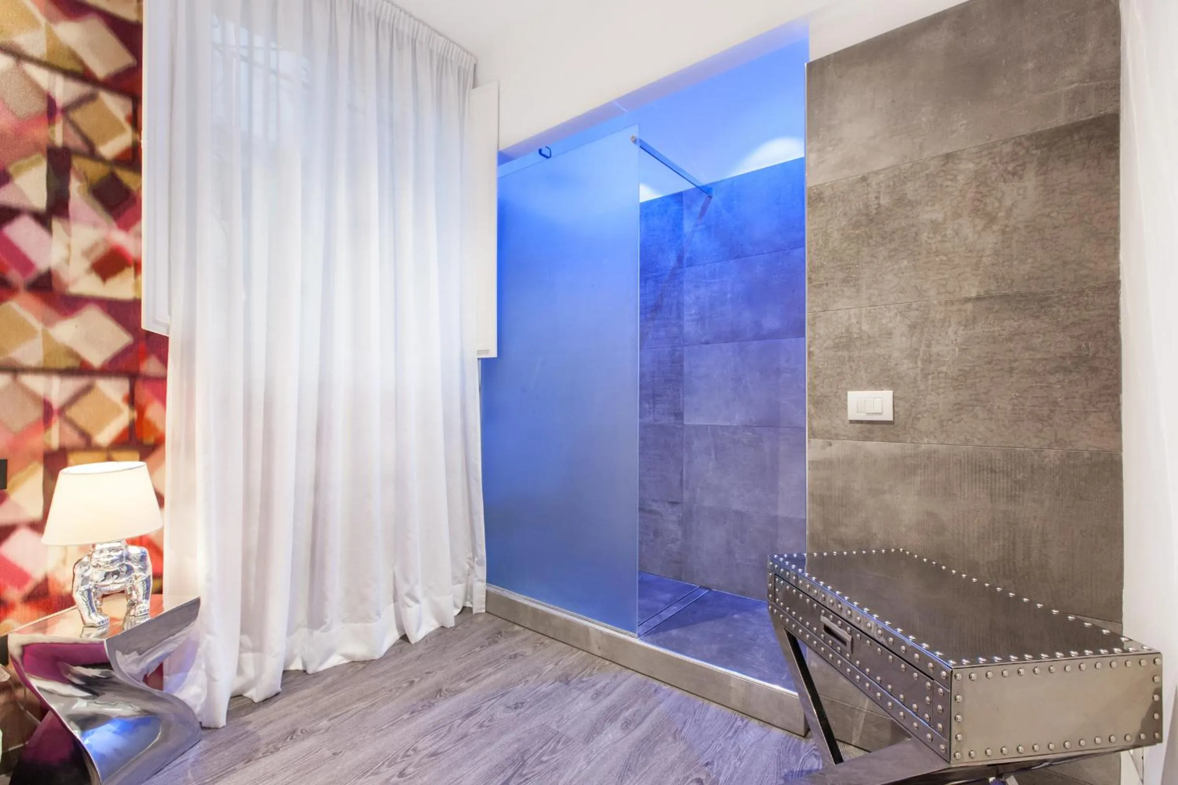 Shower, Bed in Town House Roma