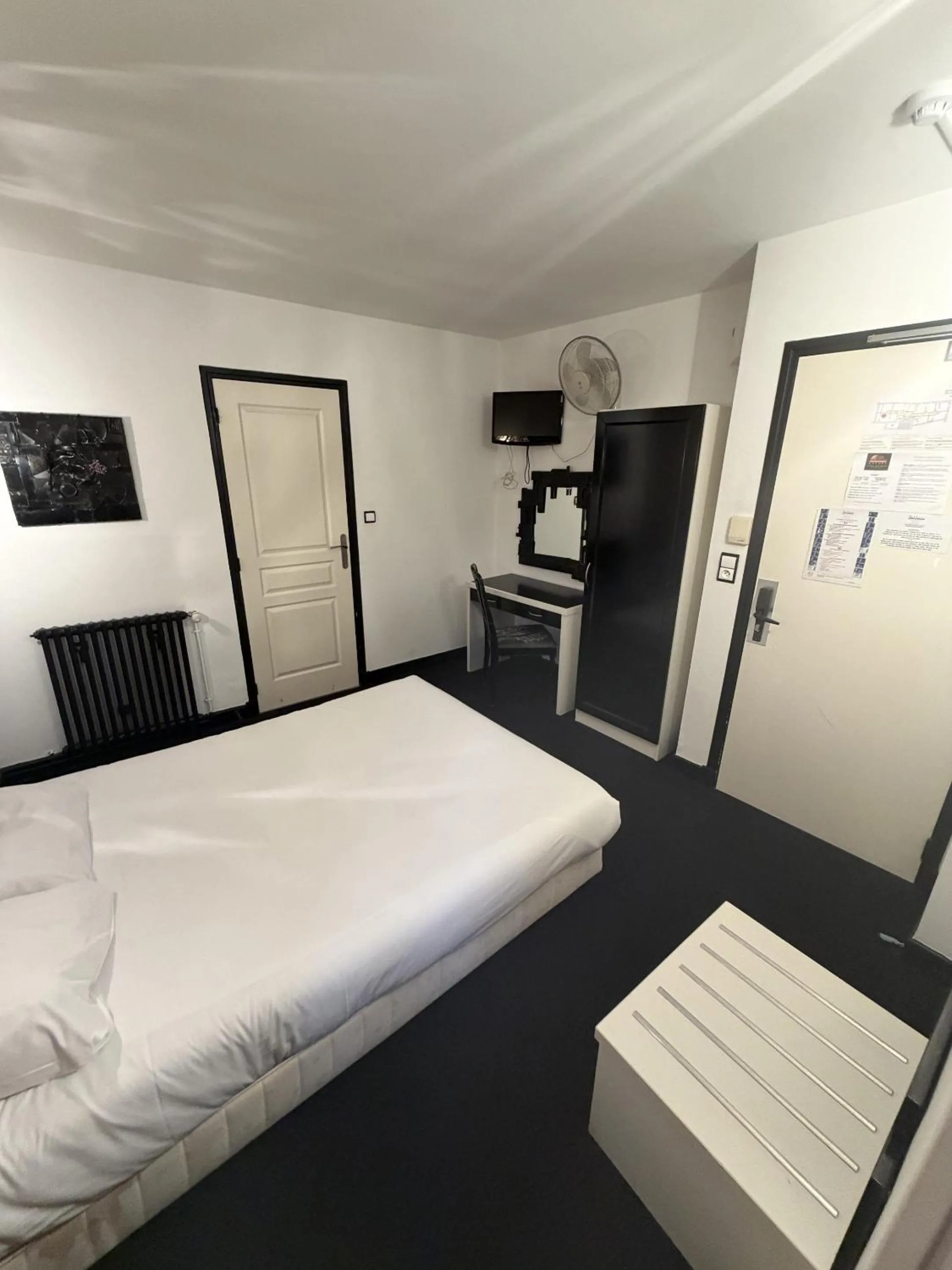 Bedroom, Bed in Le coin des Halles