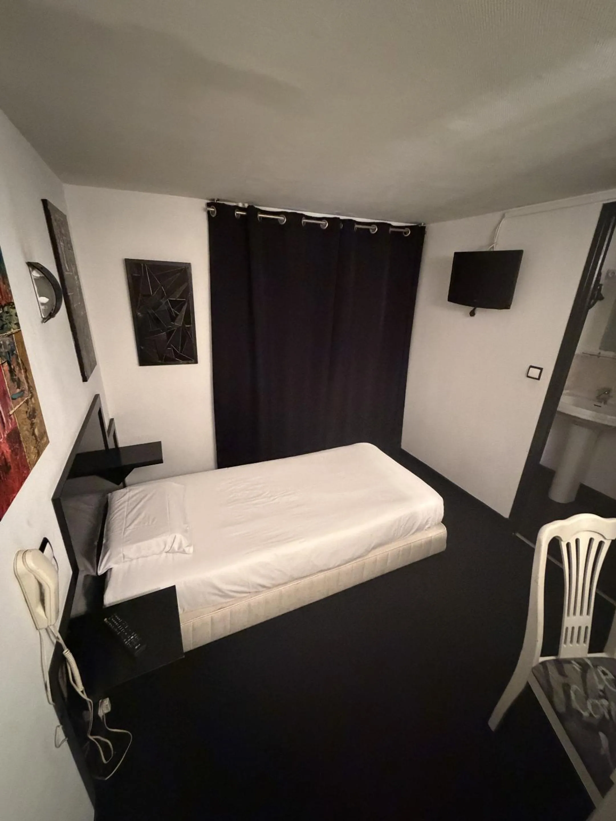 Bedroom, Bed in Le coin des Halles