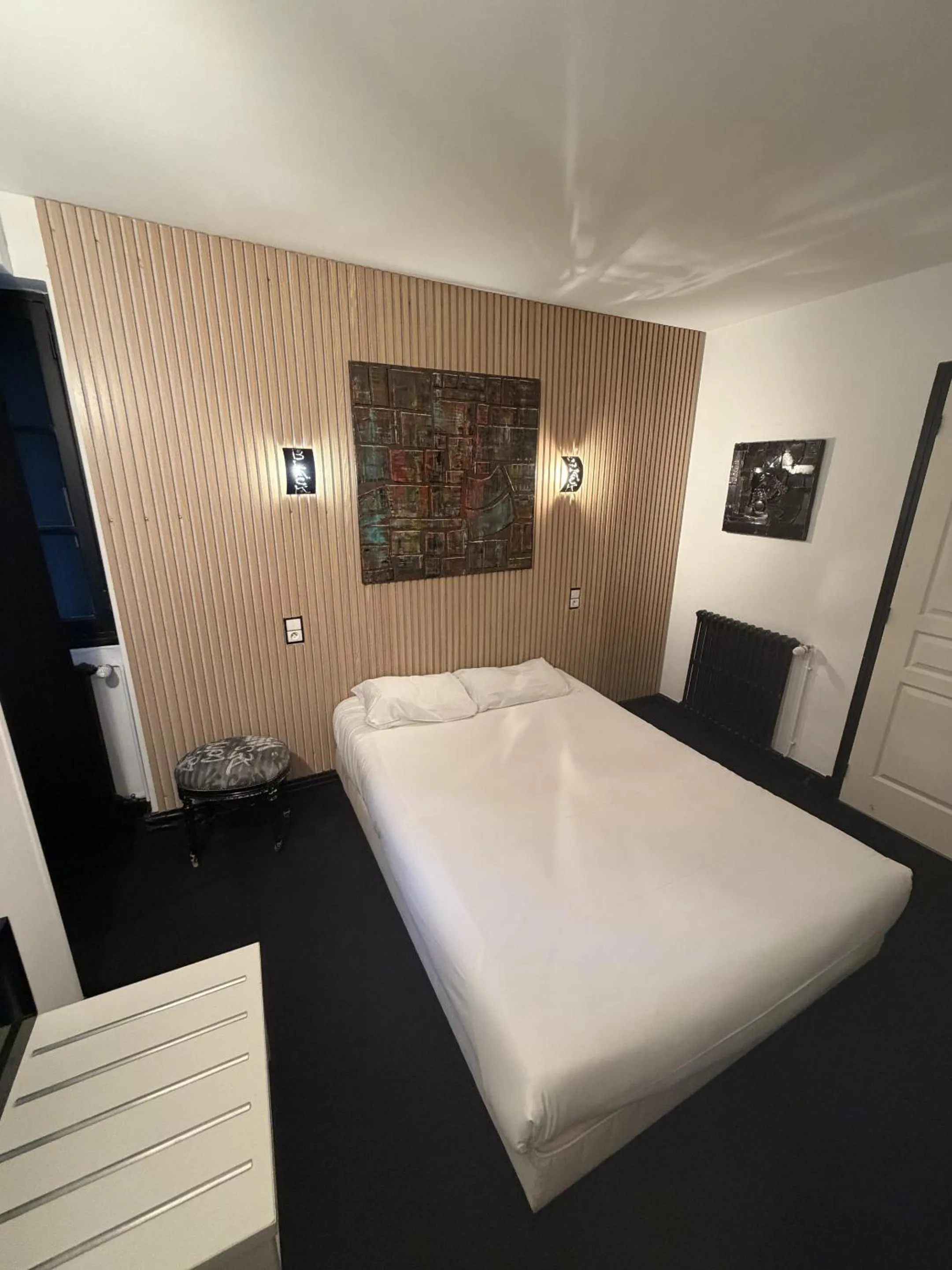 Bedroom, Bed in Le coin des Halles