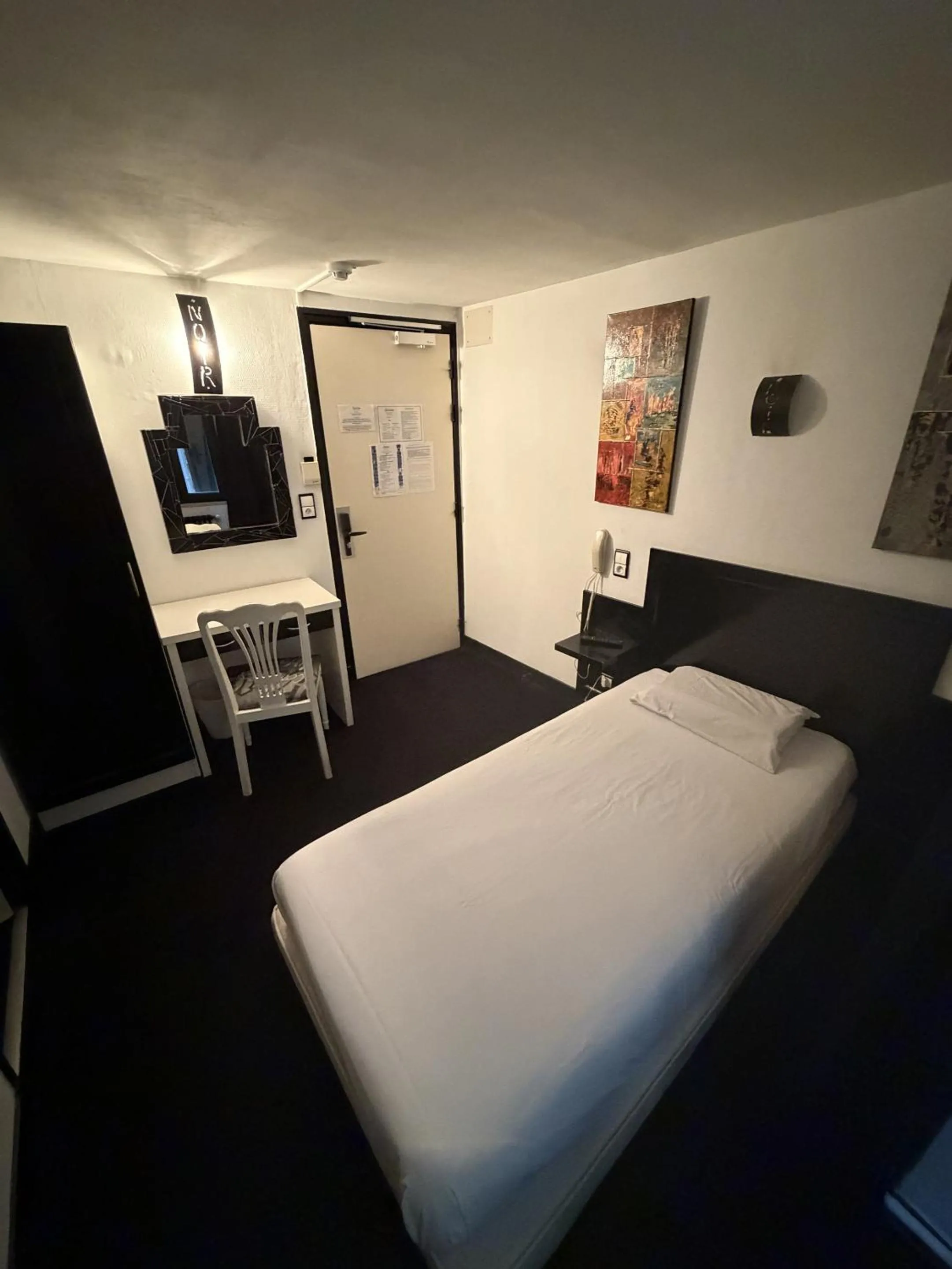 Bedroom, Bed in Le coin des Halles
