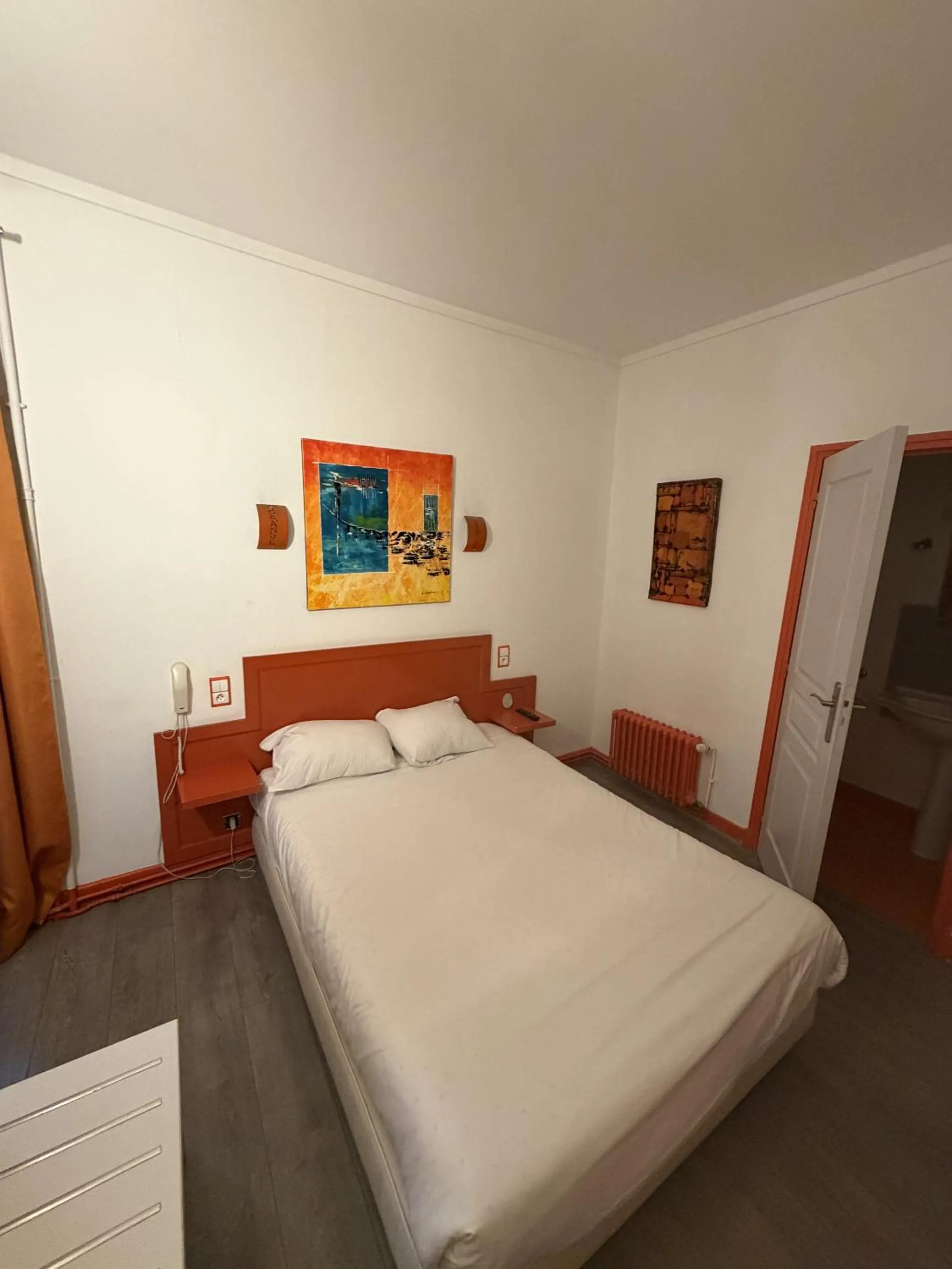 Bedroom, Bed in Le coin des Halles