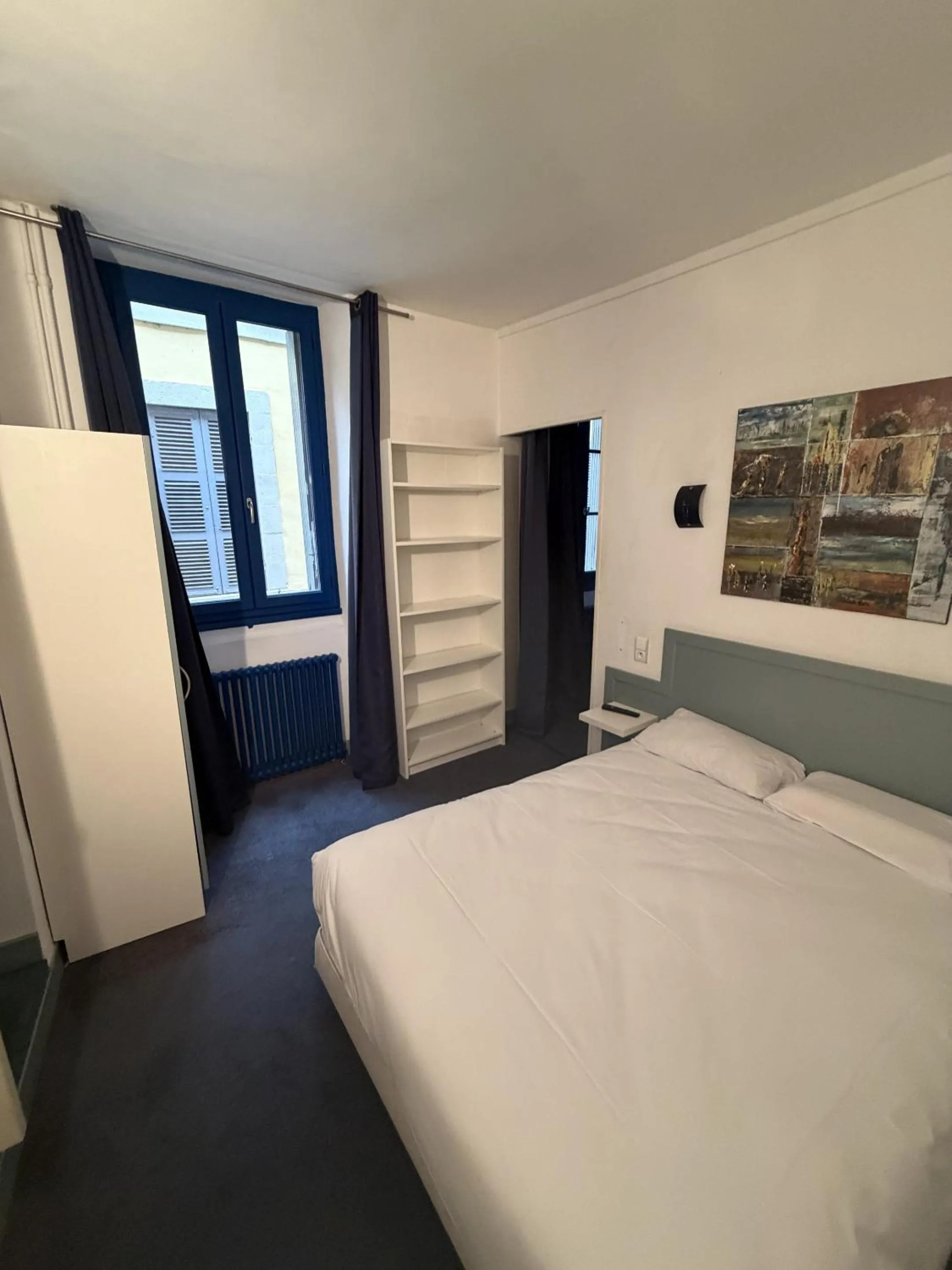 Bedroom, Bed in Le coin des Halles
