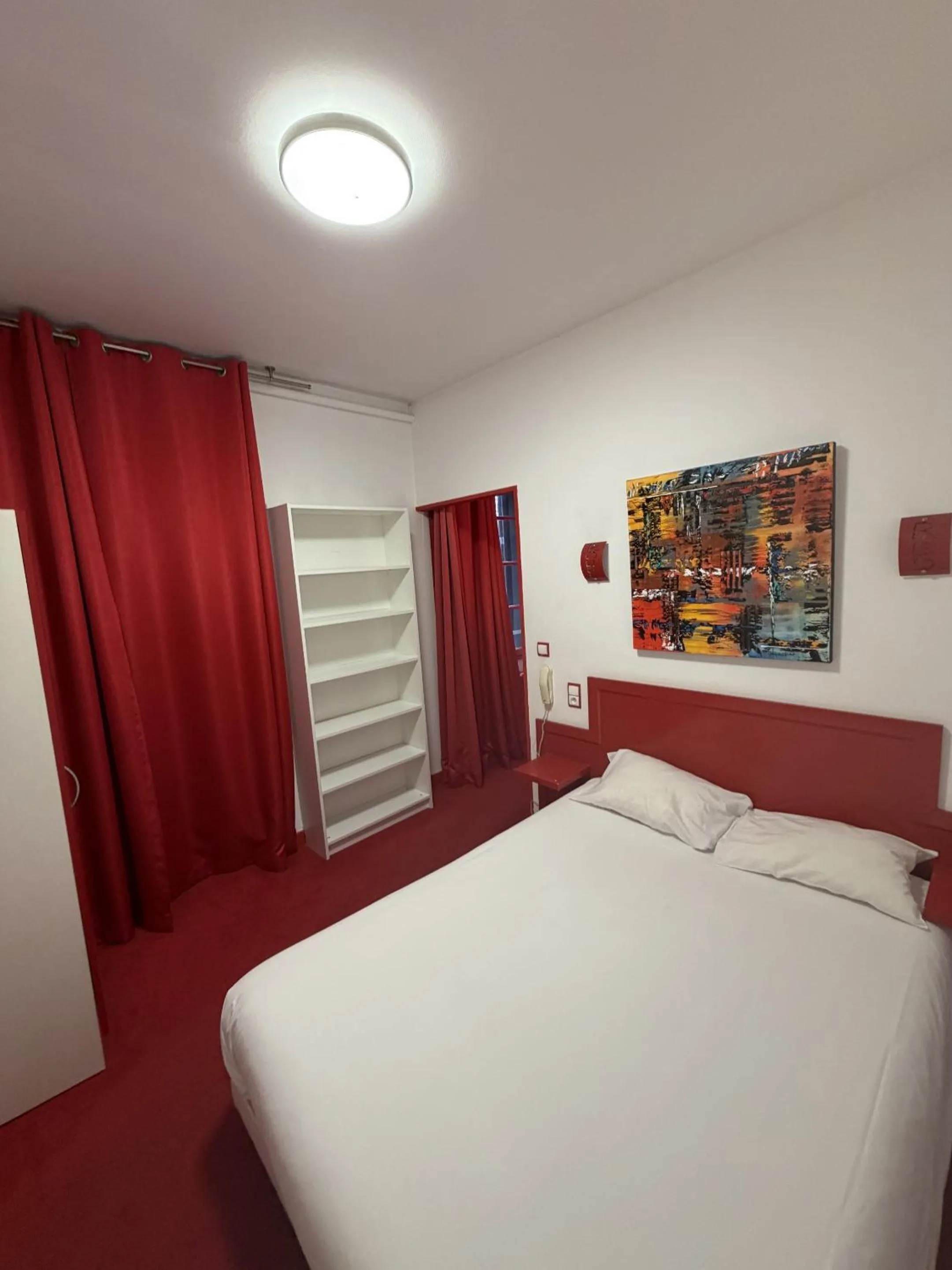 Bedroom, Bed in Le coin des Halles