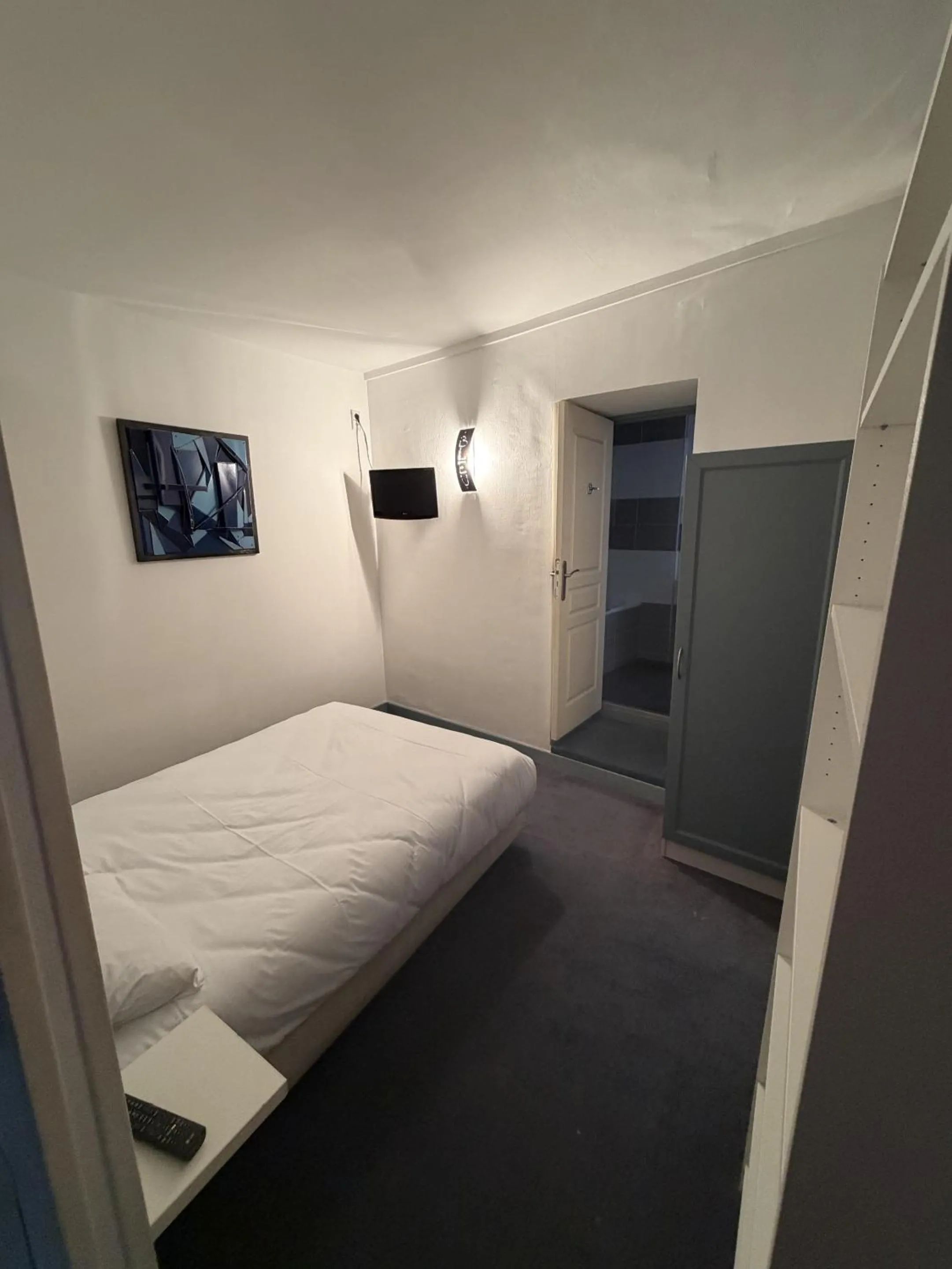 Bedroom, Bed in Le coin des Halles