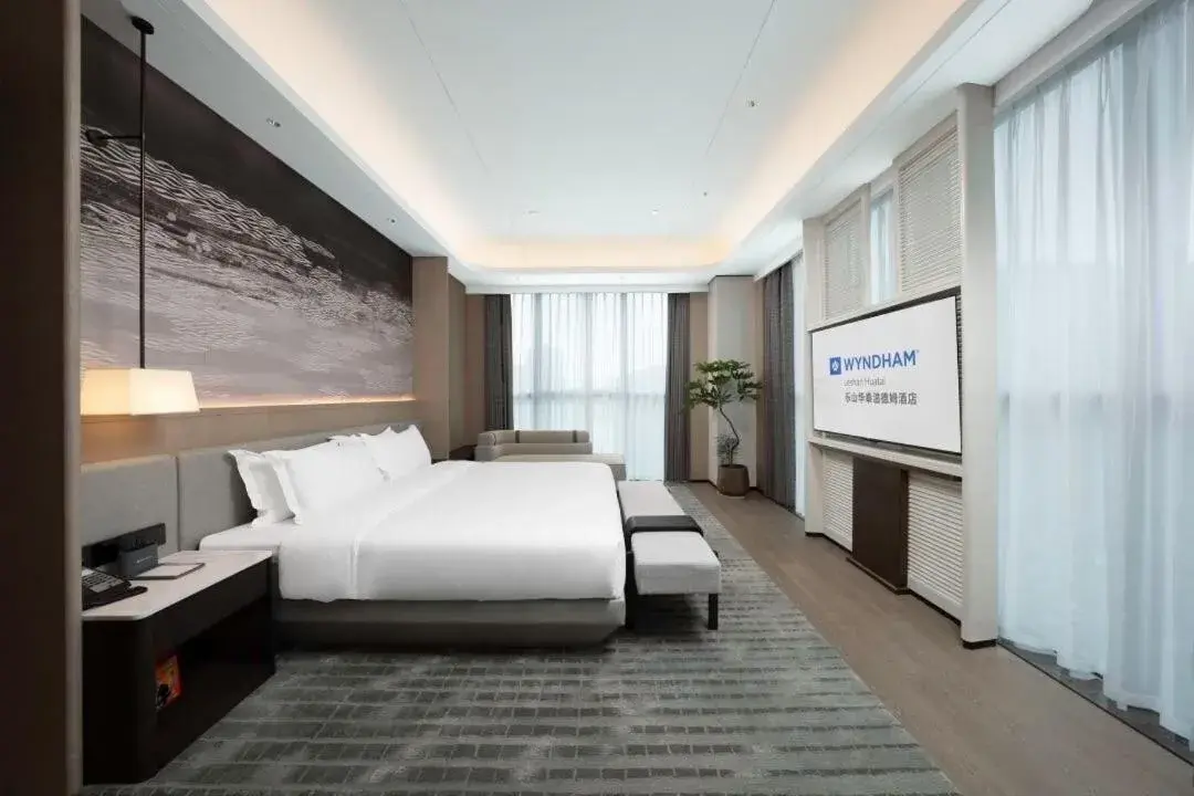 Deluxe Suite - Non-Smoking in Wyndham Leshan Downtown Deluxe Suite - Non-Smoking in Wyndham Leshan Downtown