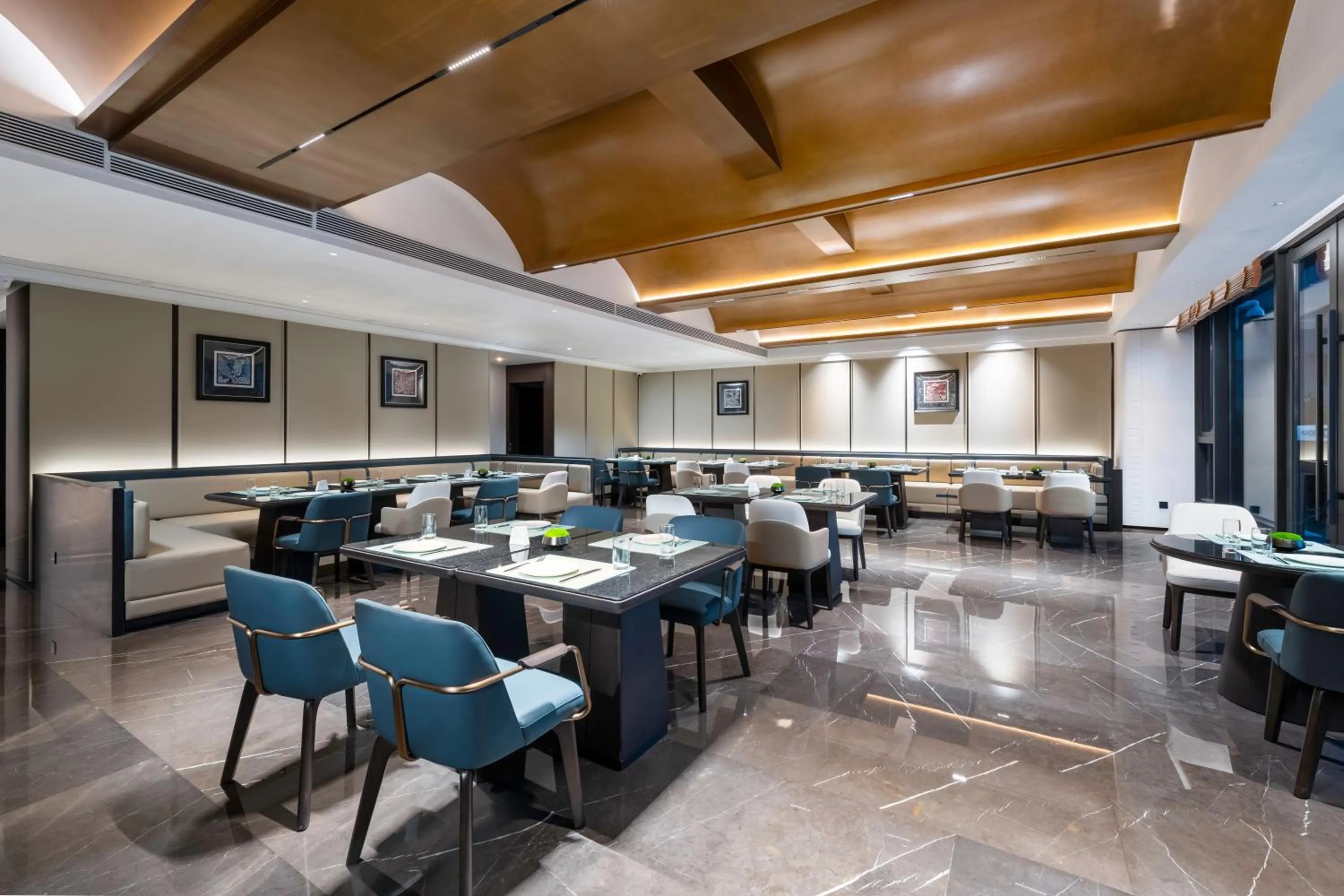 Restaurant/places to eat in Wyndham Leshan Downtown