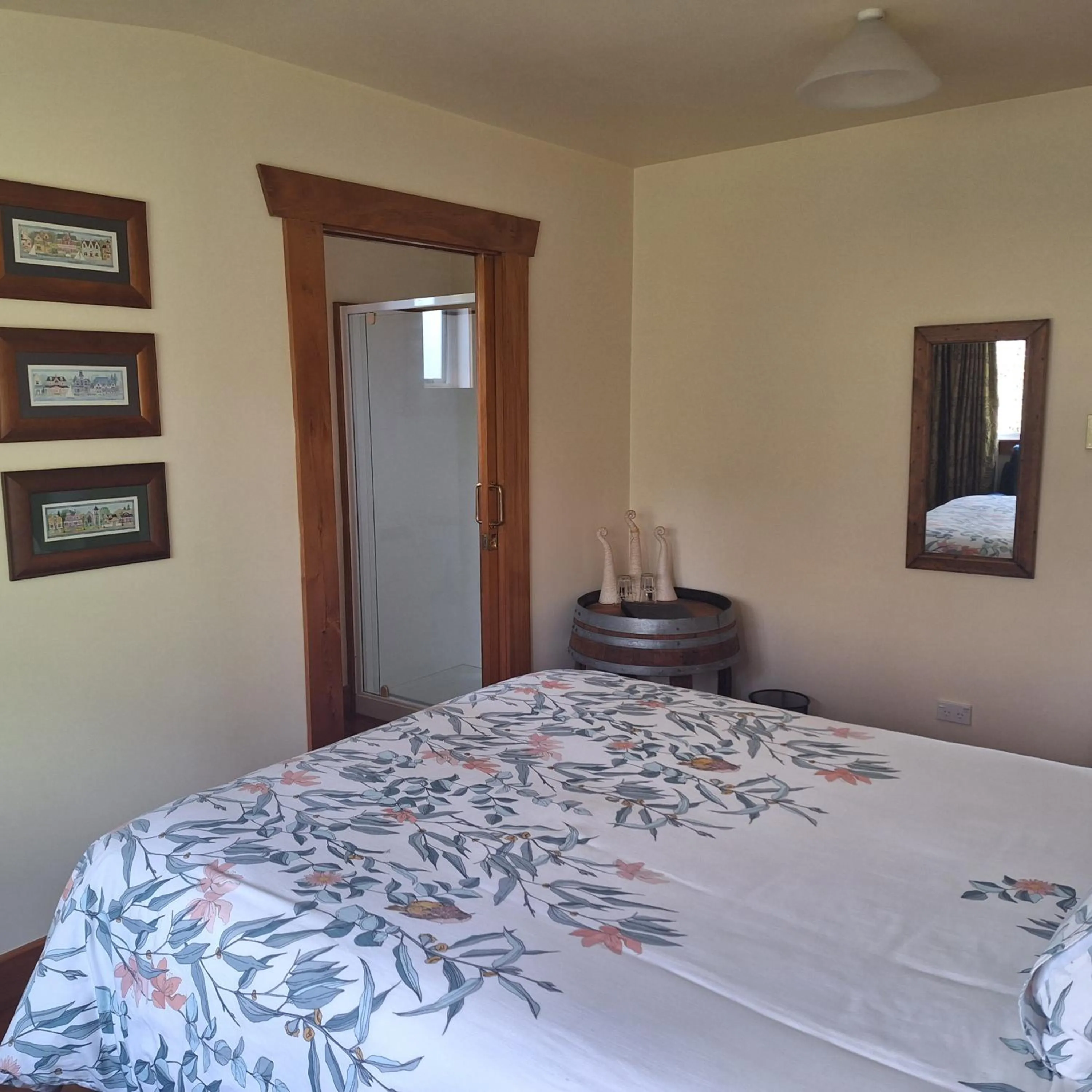 Bed in Olde Mill House B&B & Bike2Wine cycle hire