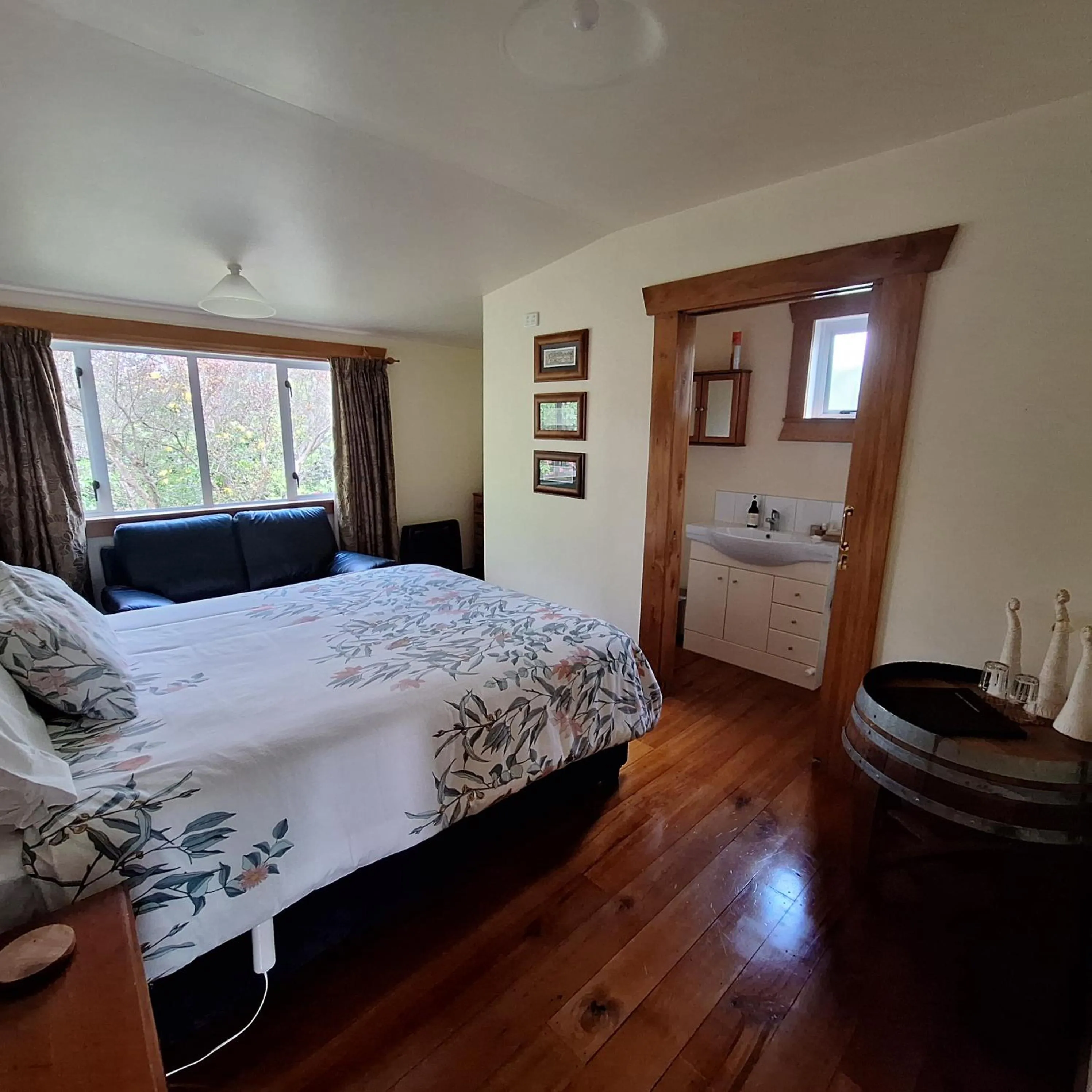 Bed in Olde Mill House B&B & Bike2Wine cycle hire