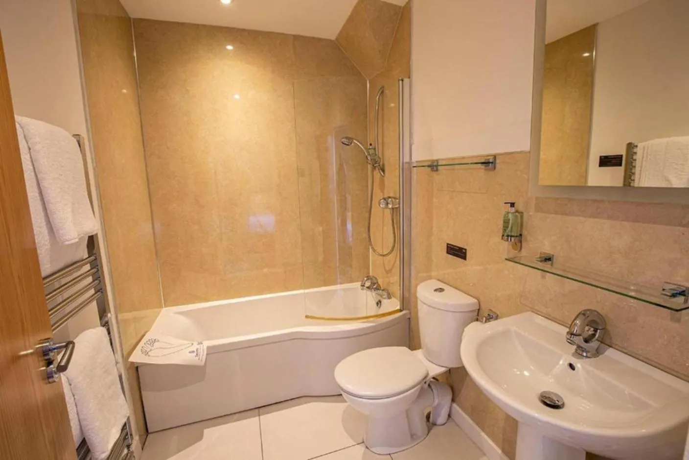 Shower in Crown Hotel & Bar
