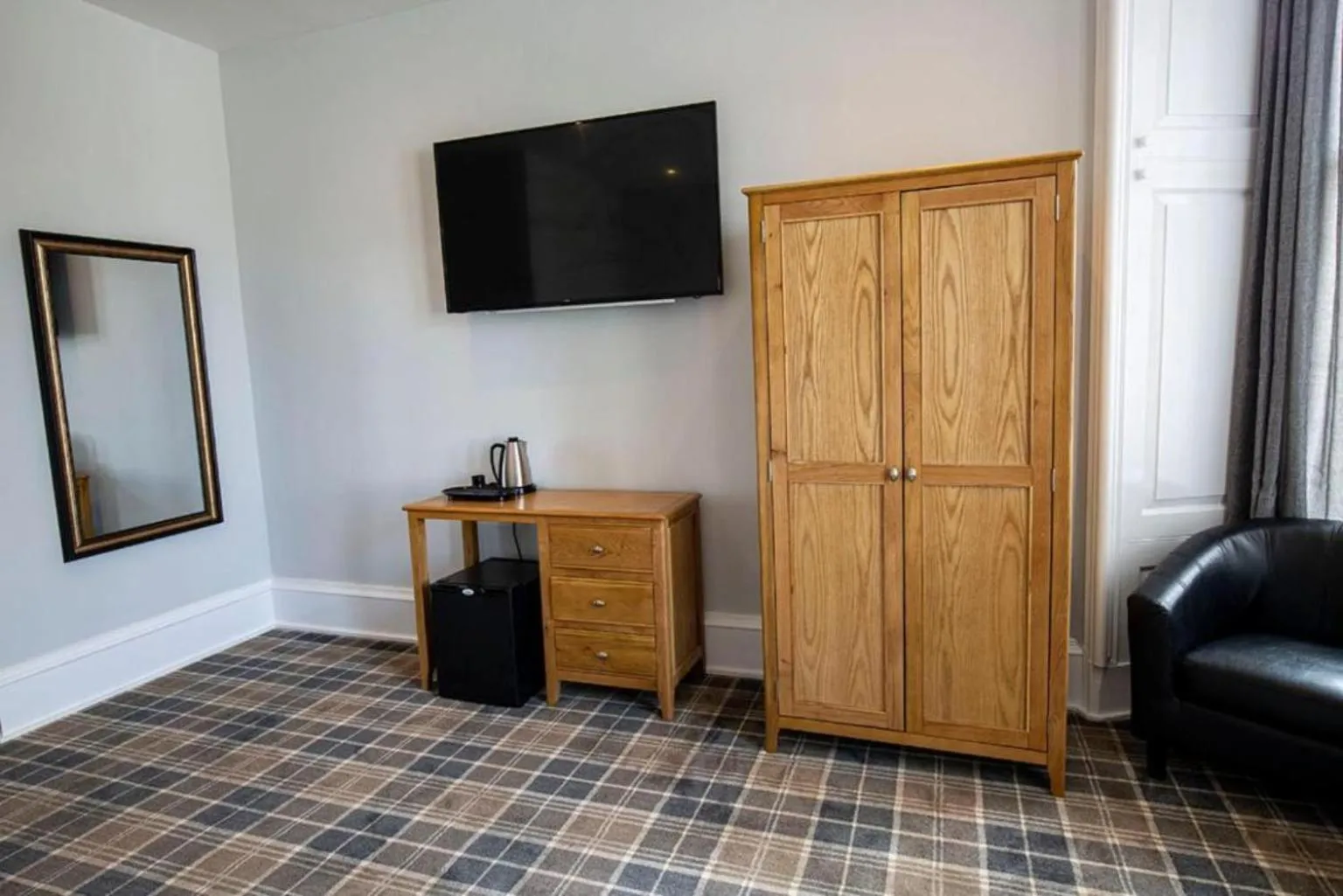 TV and multimedia in Crown Hotel & Bar