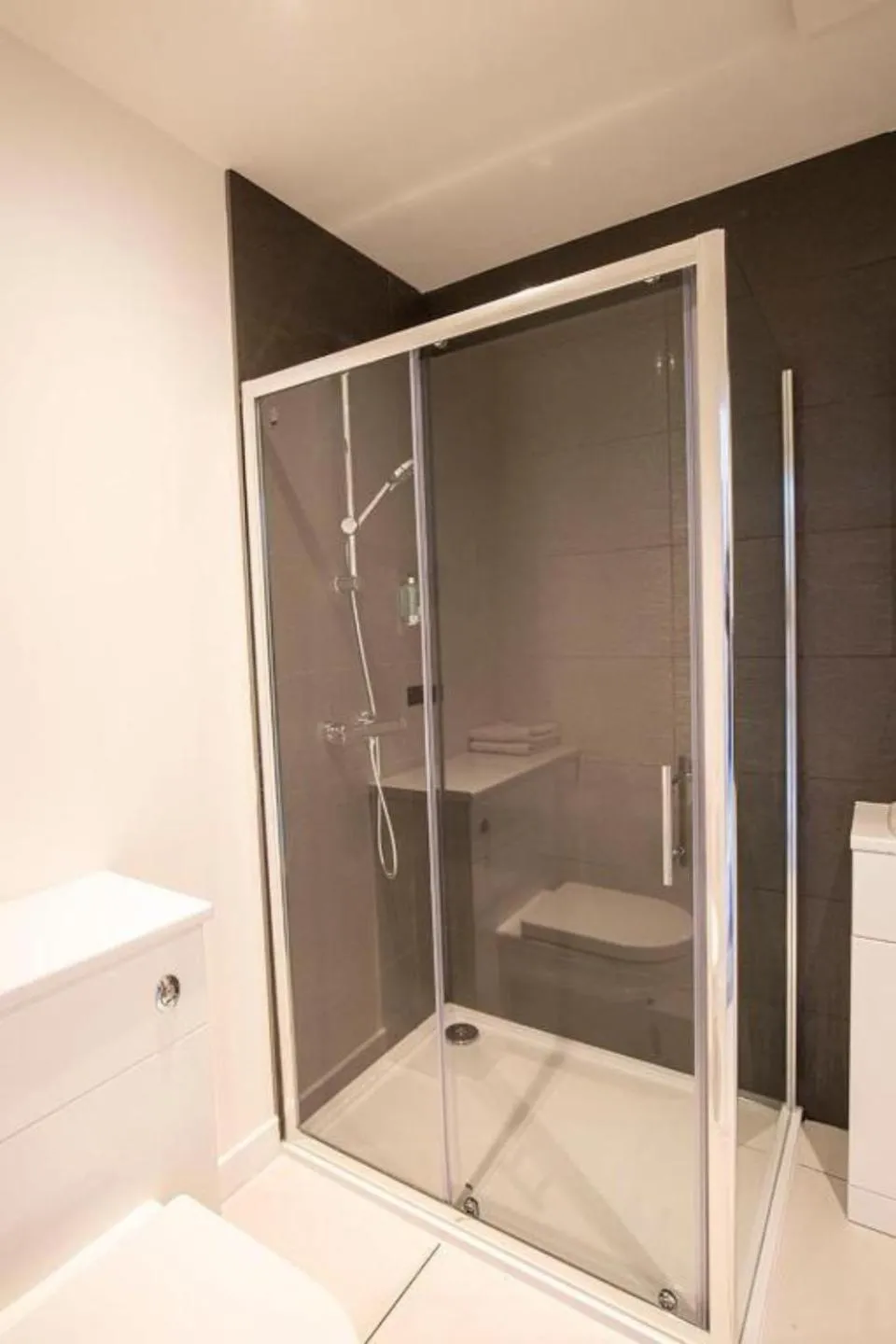 Shower in Crown Hotel & Bar