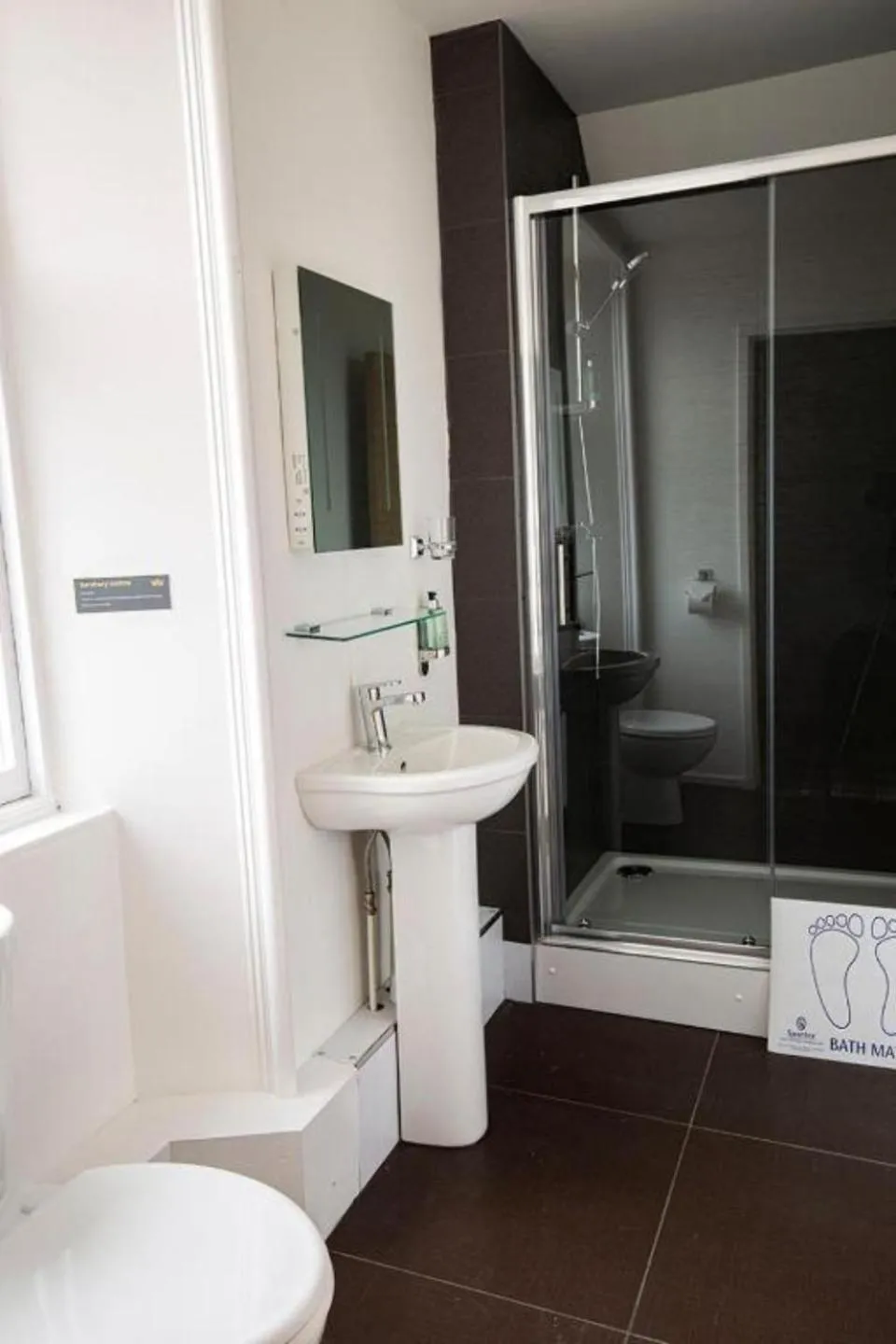 Shower in Crown Hotel & Bar