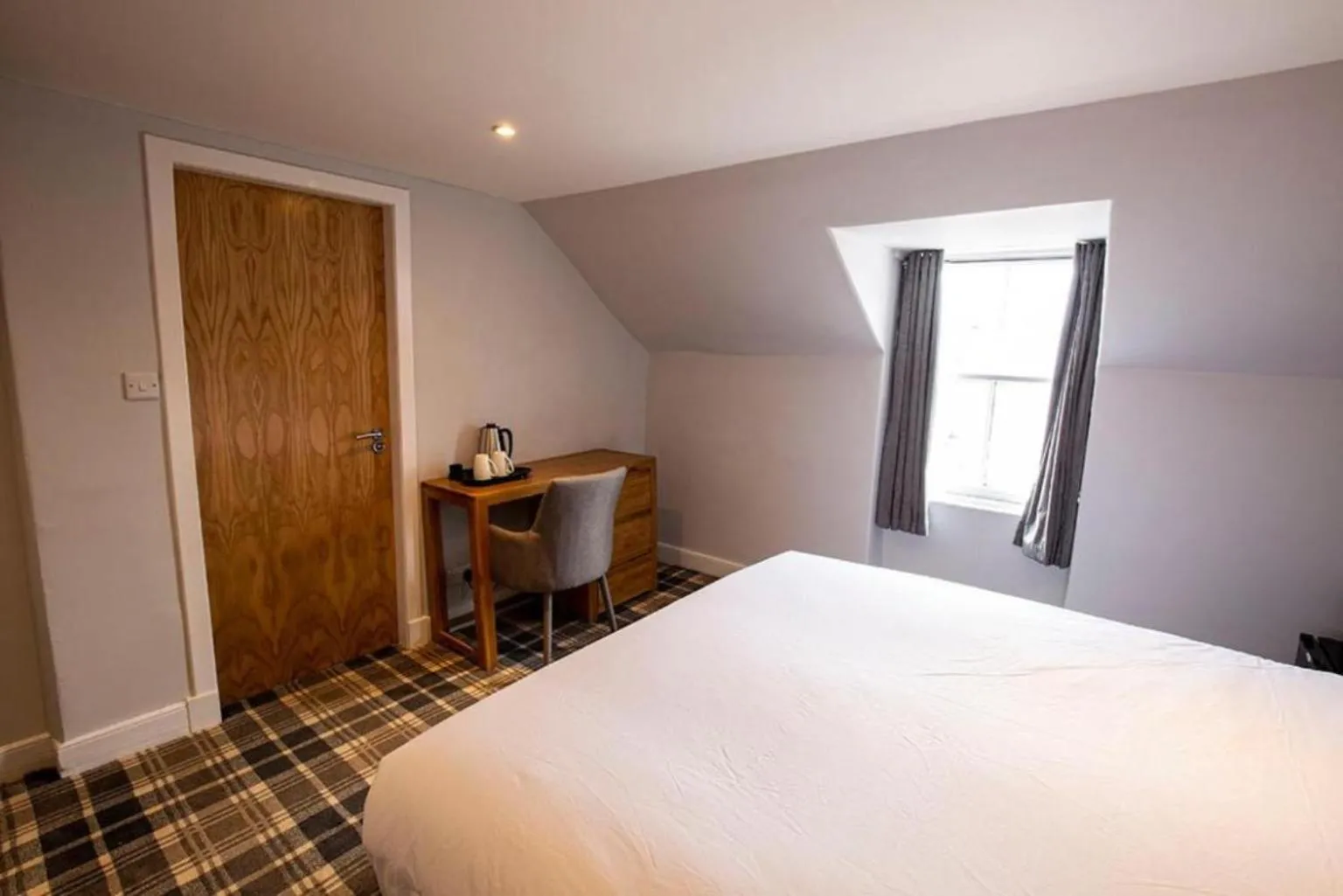 Bedroom, Bed in Crown Hotel & Bar