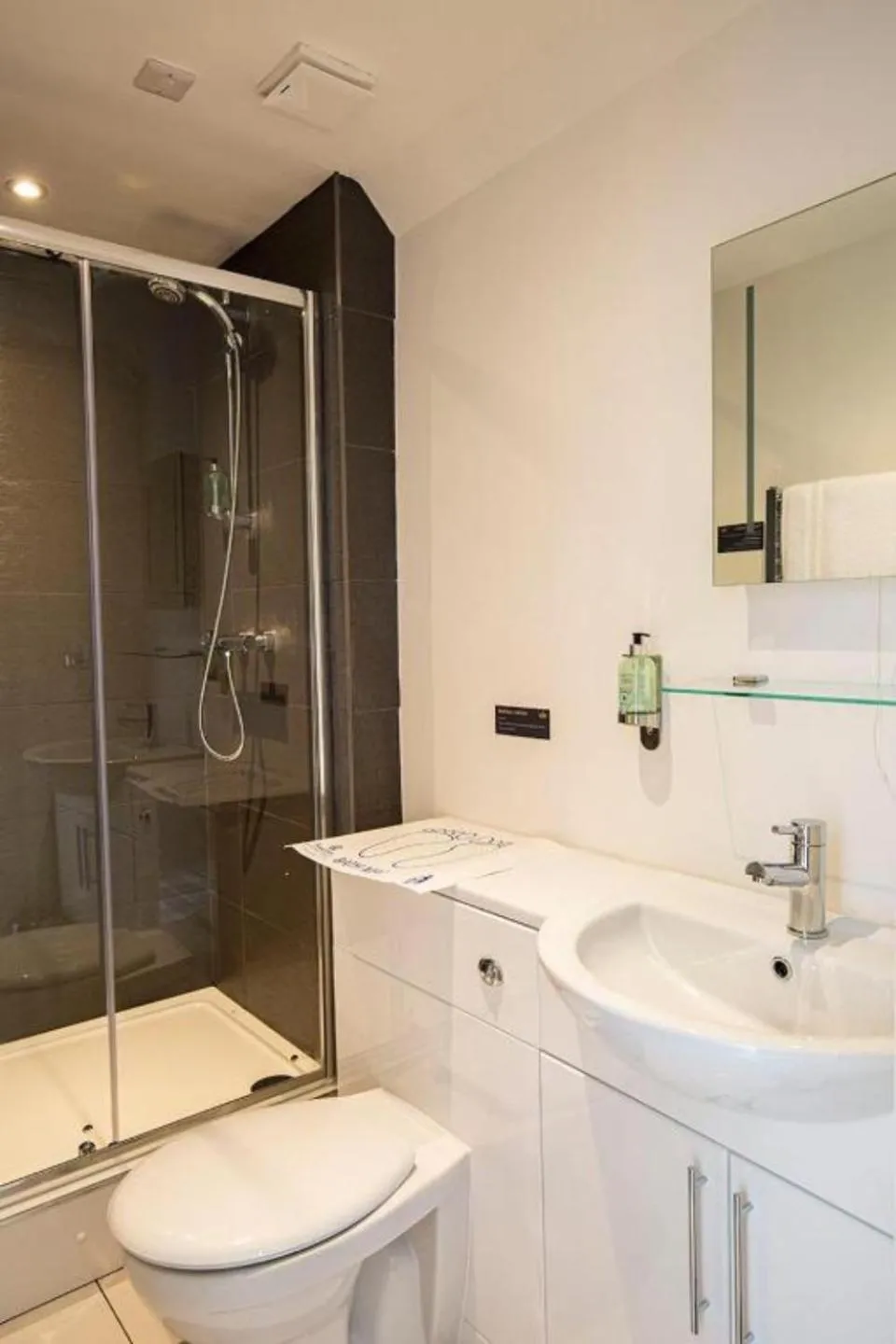 Shower in Crown Hotel & Bar