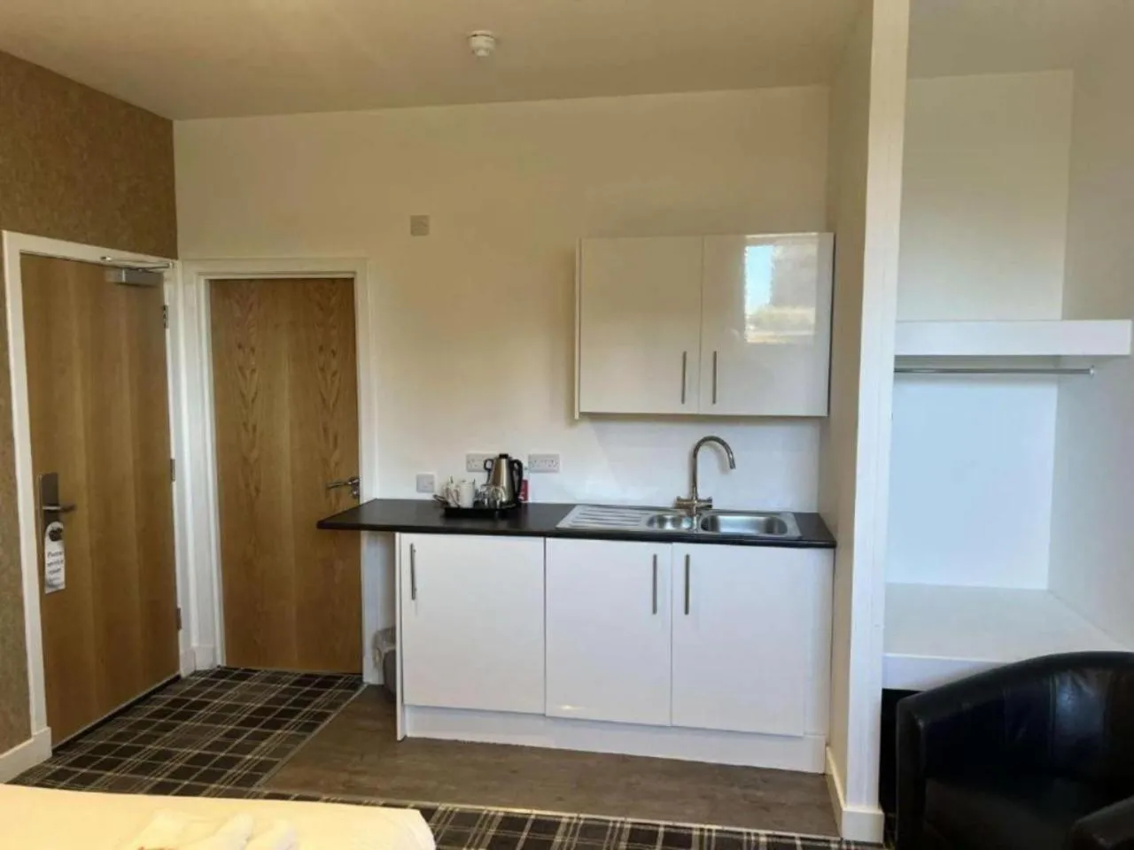 Kitchen or kitchenette in Crown Hotel & Bar