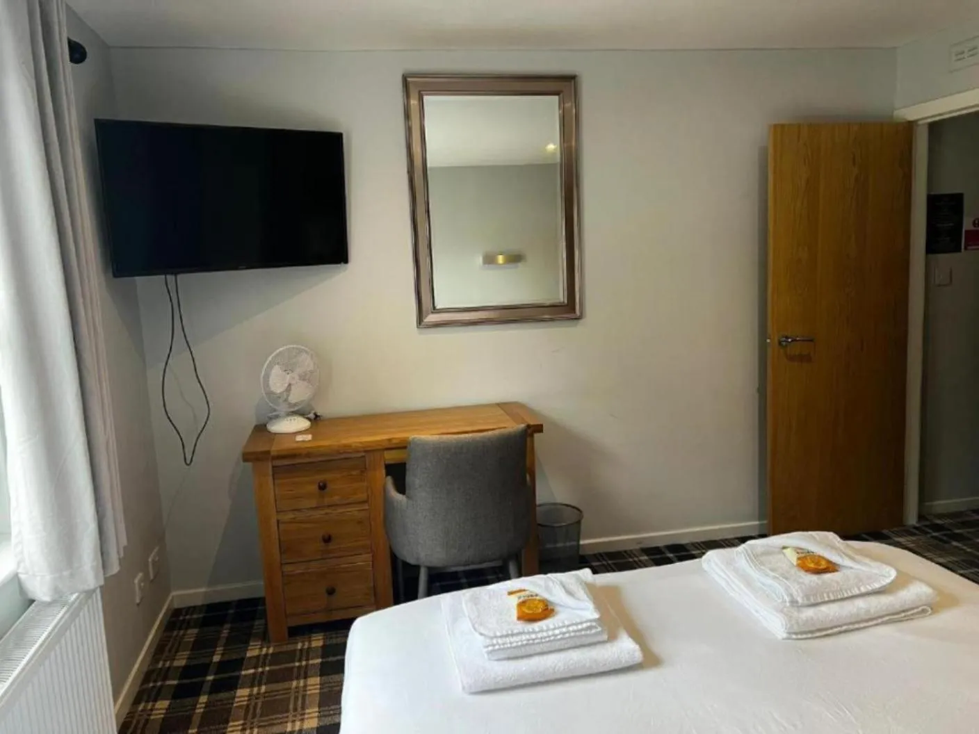 TV and multimedia, Bed in Crown Hotel & Bar