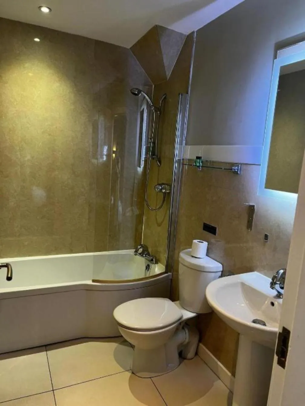 Shower in Crown Hotel & Bar