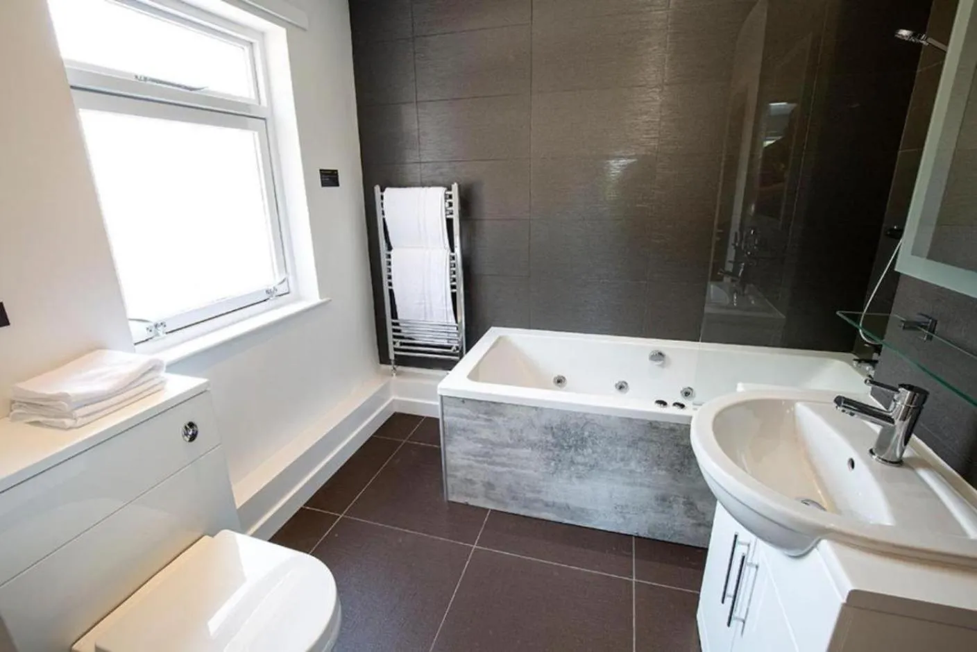 Shower in Crown Hotel & Bar