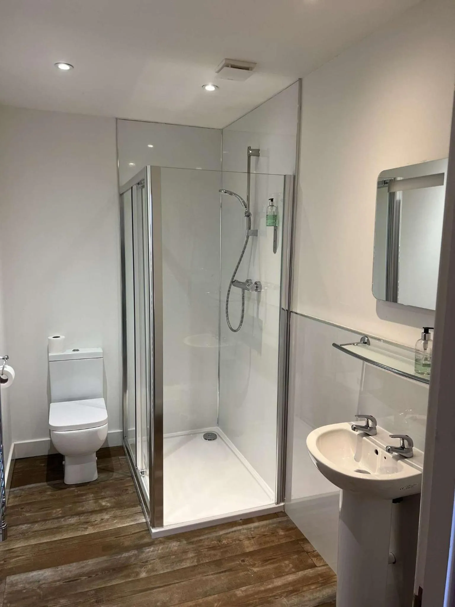 Shower in Crown Hotel & Bar