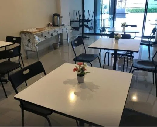 Restaurant/places to eat in Ploen Ploen Residence