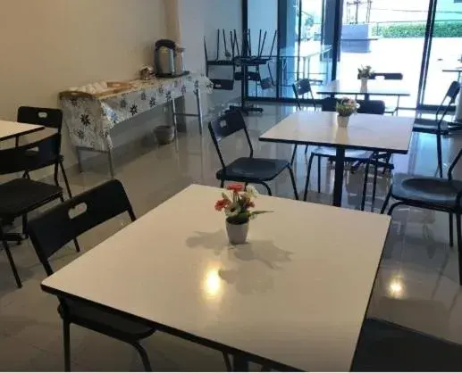 Restaurant/places to eat in Ploen Ploen Residence Restaurant/places to eat in Ploen Ploen Residence