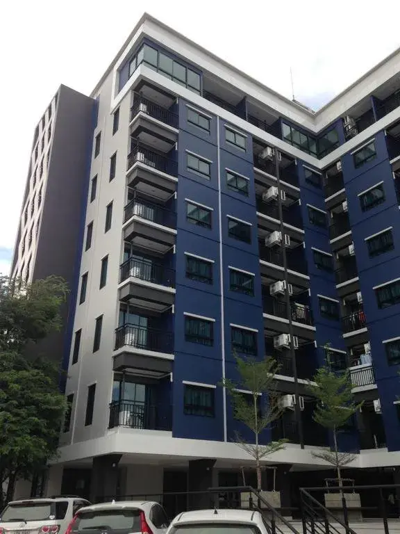 Property building in Ploen Ploen Residence Property building in Ploen Ploen Residence