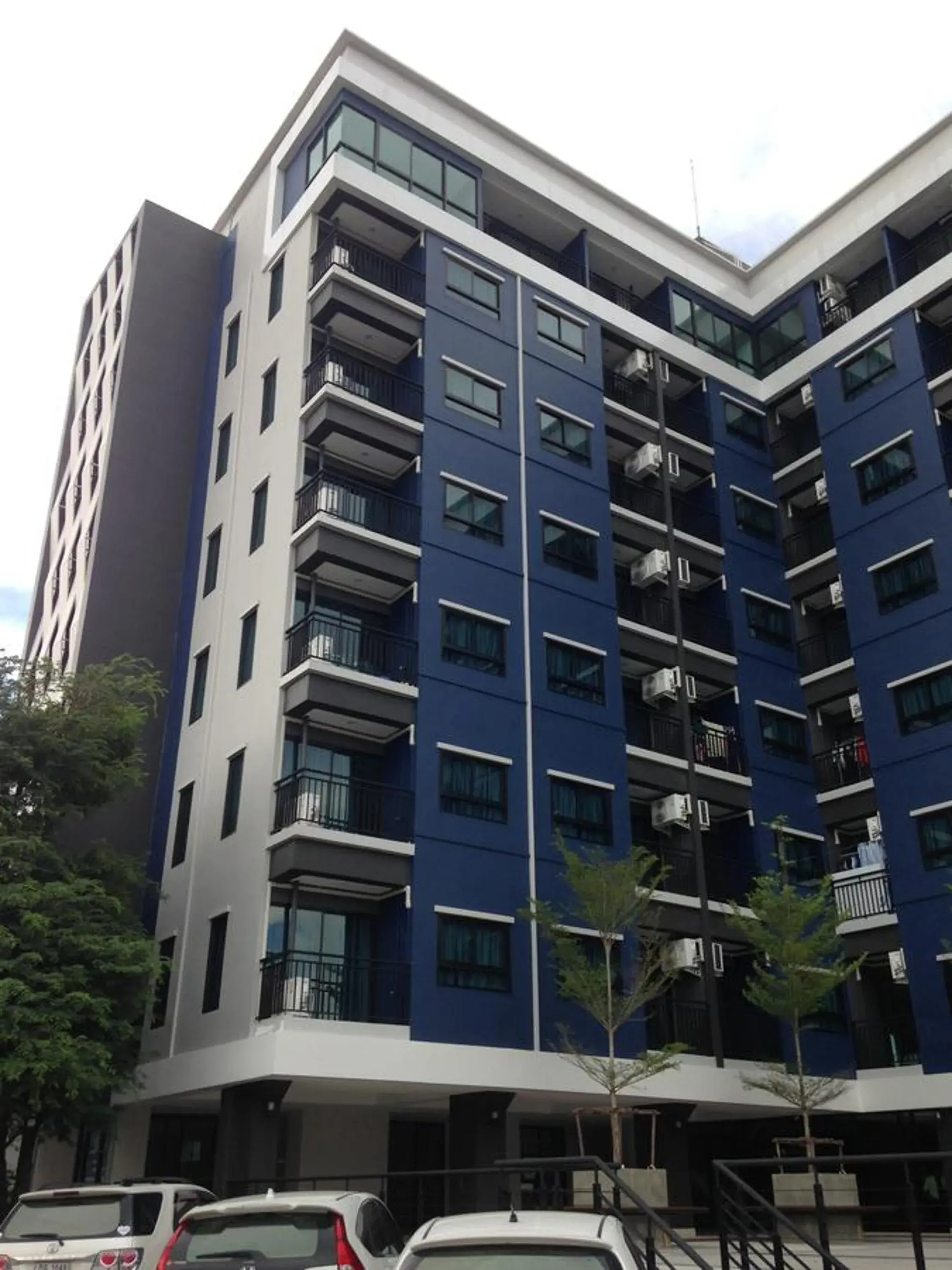 Property building in Ploen Ploen Residence Property building in Ploen Ploen Residence