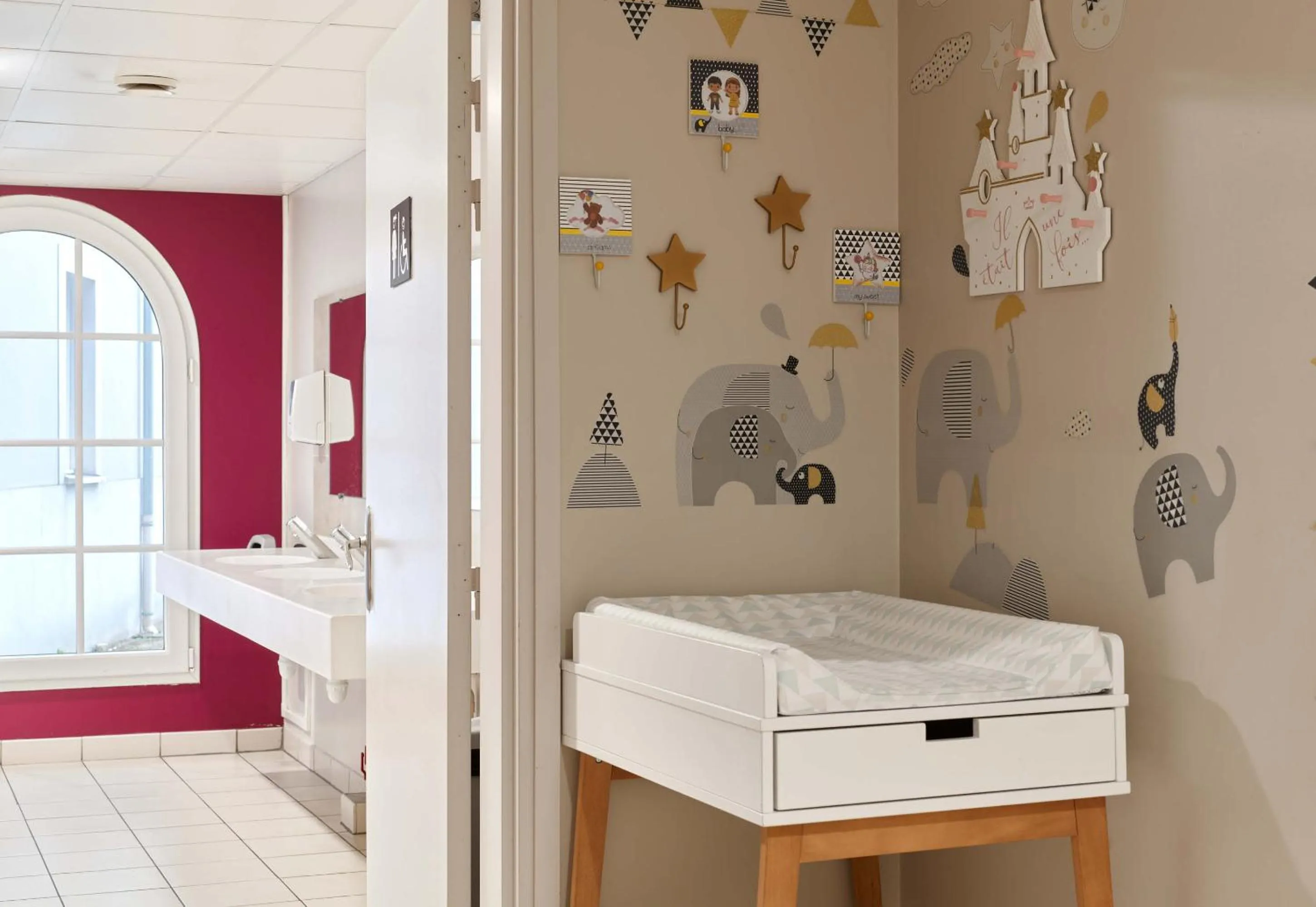 Toilet, Bed in B&B HOTEL près de Disneyland Paris