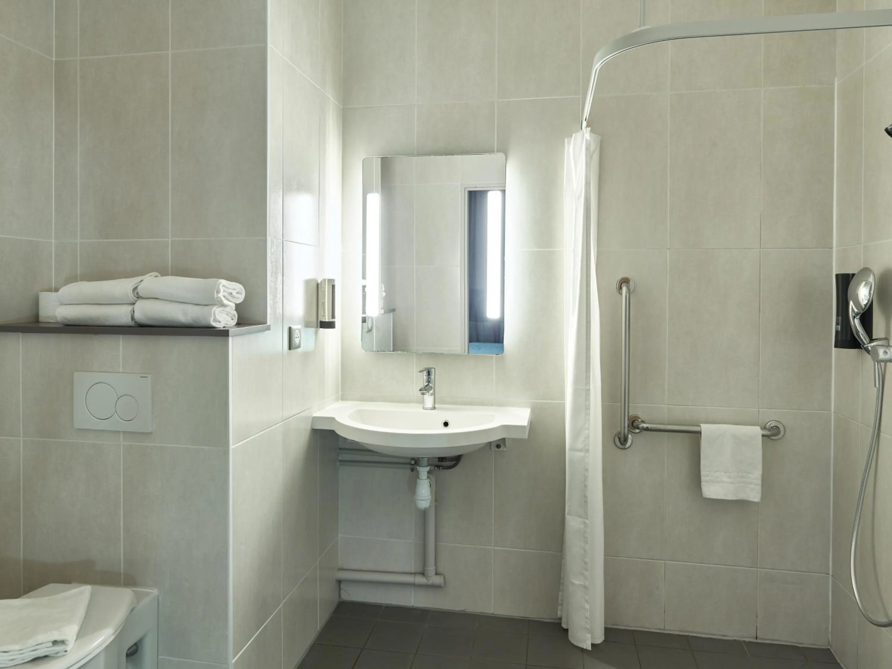 Bathroom in B&B HOTEL près de Disneyland Paris