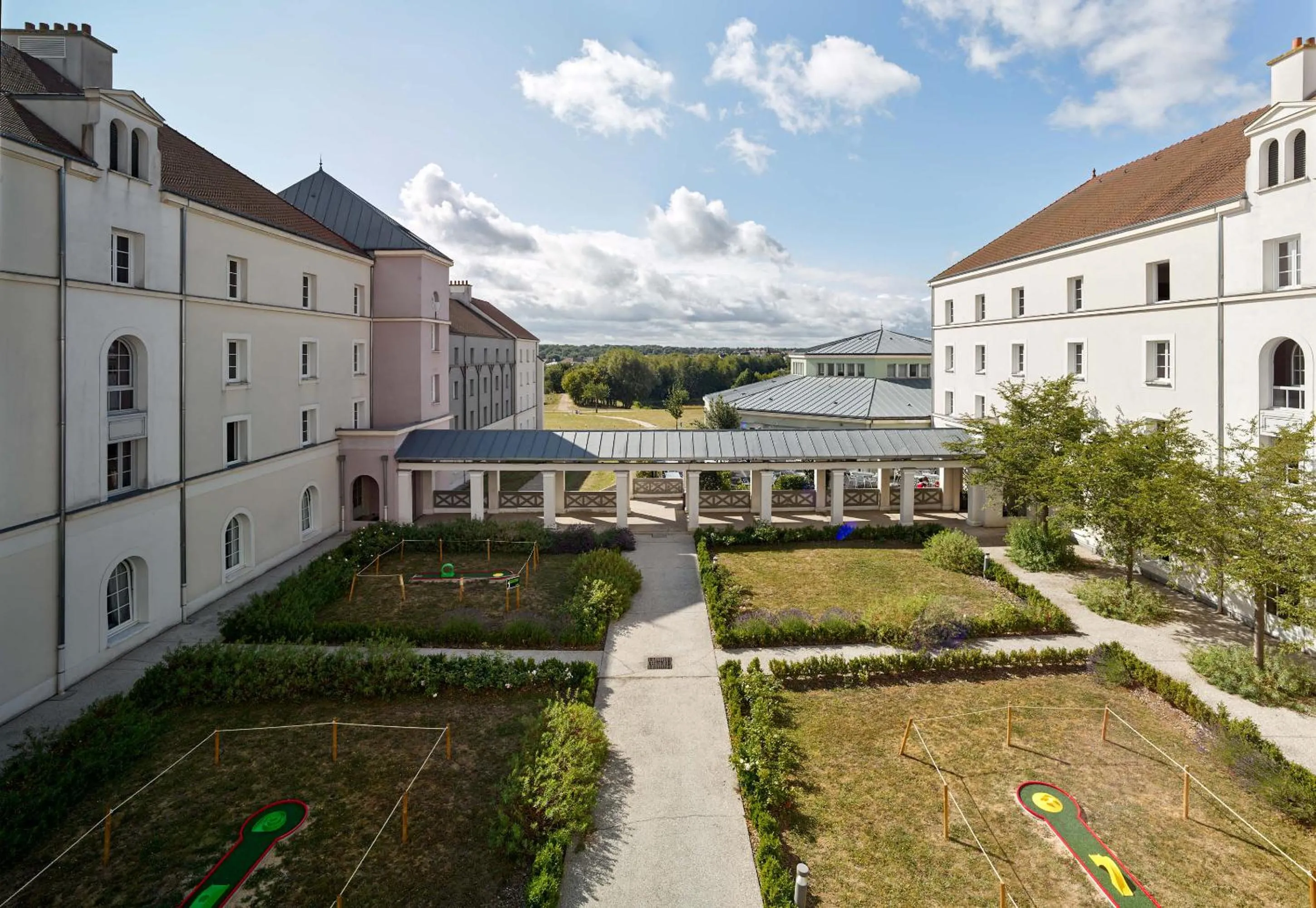 Property building in B&B HOTEL près de Disneyland Paris