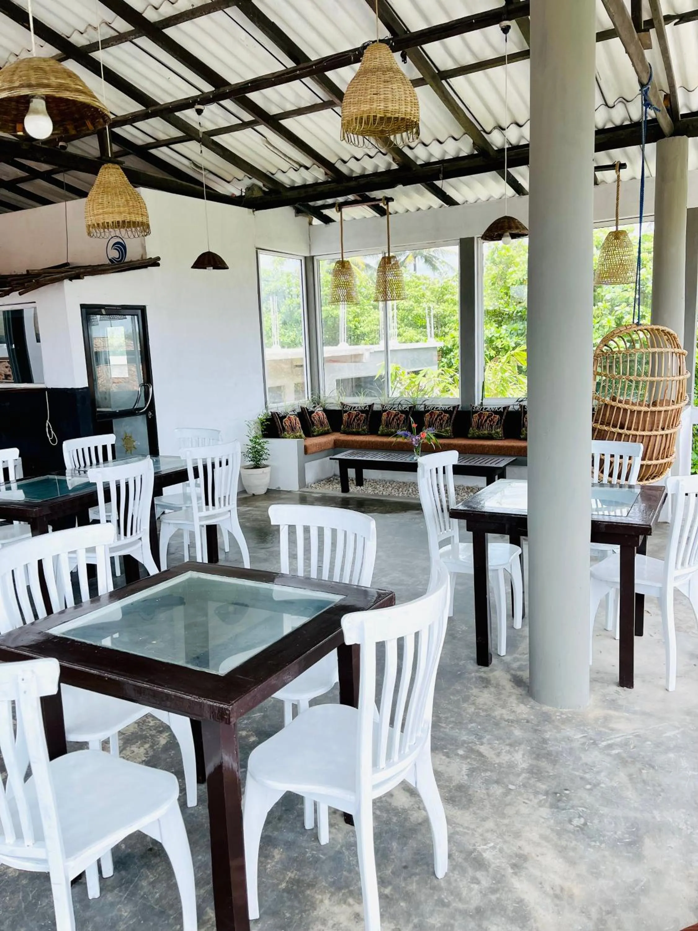 Restaurant/places to eat in Cocoplant Surf Inn