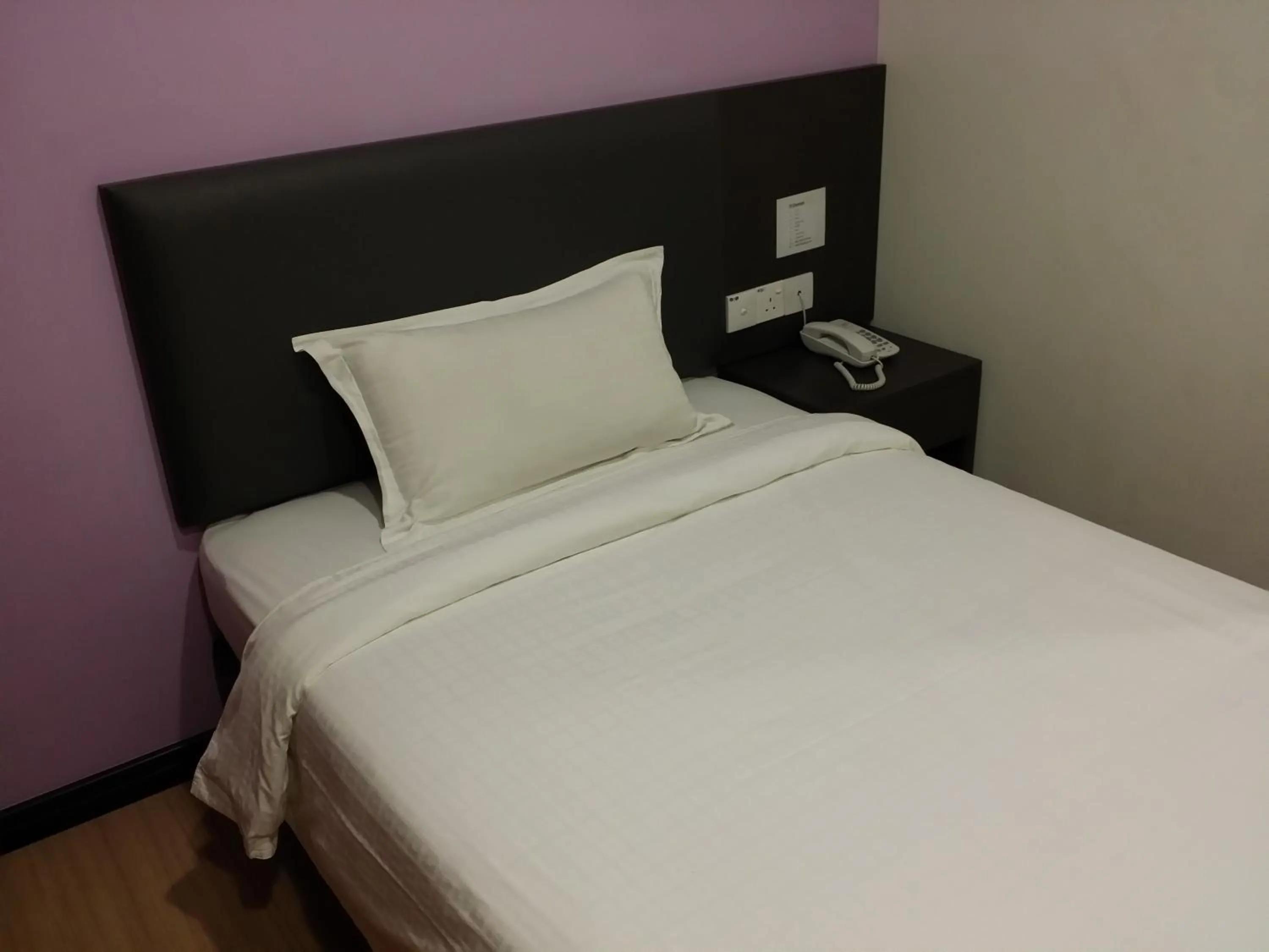 Bedroom, Bed in MJ Hotel