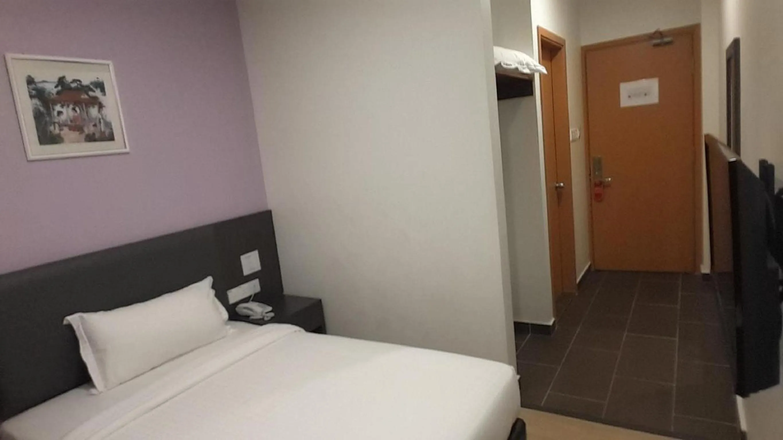 Bedroom, Bed in MJ Hotel
