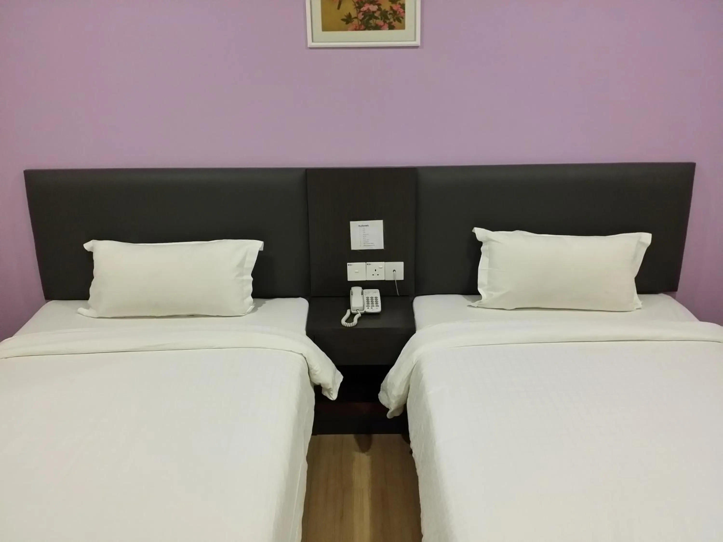 Bedroom, Bed in MJ Hotel