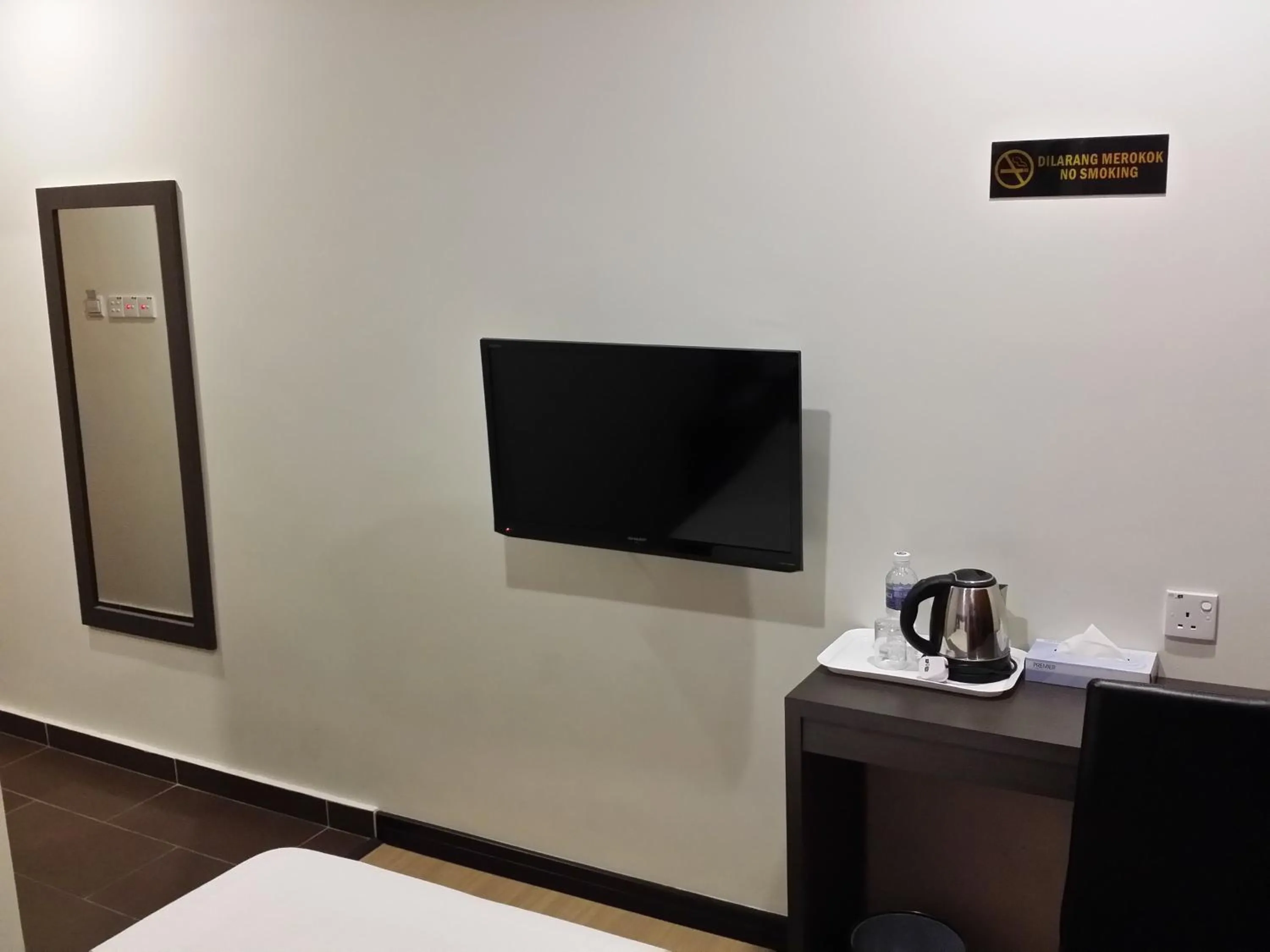 Bedroom, Bed in MJ Hotel