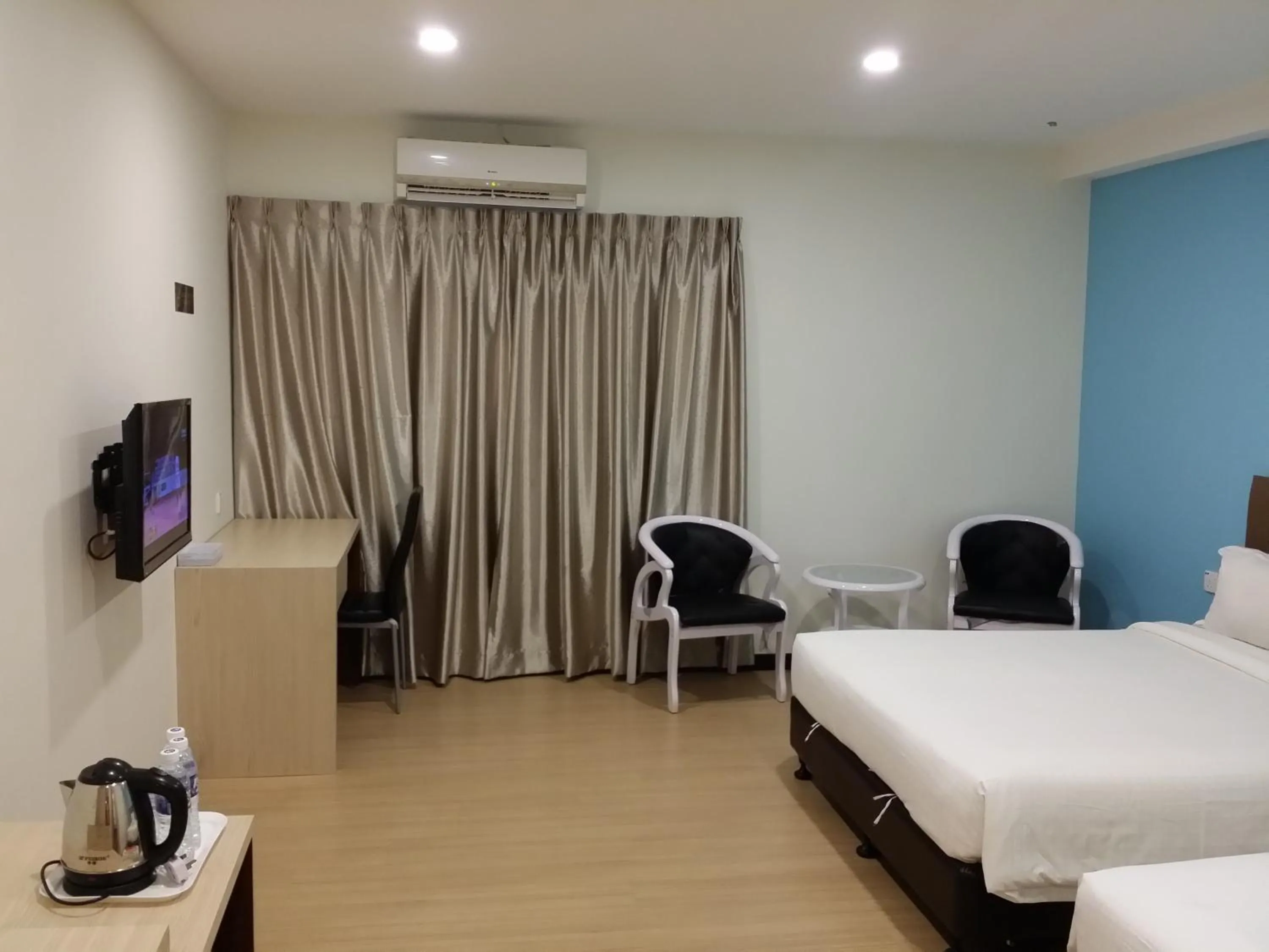 Bedroom, Bed in MJ Hotel