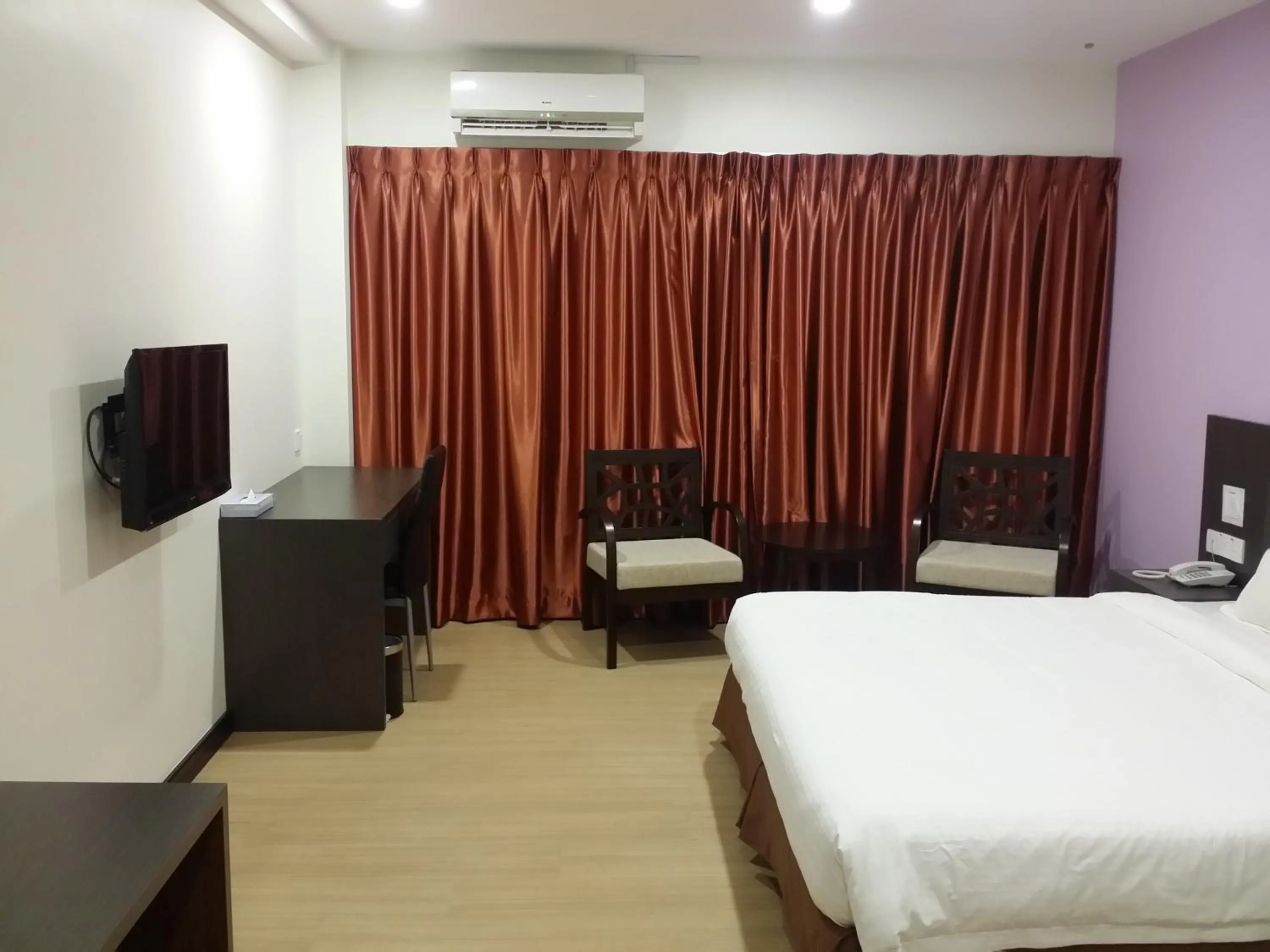Bedroom, Bed in MJ Hotel