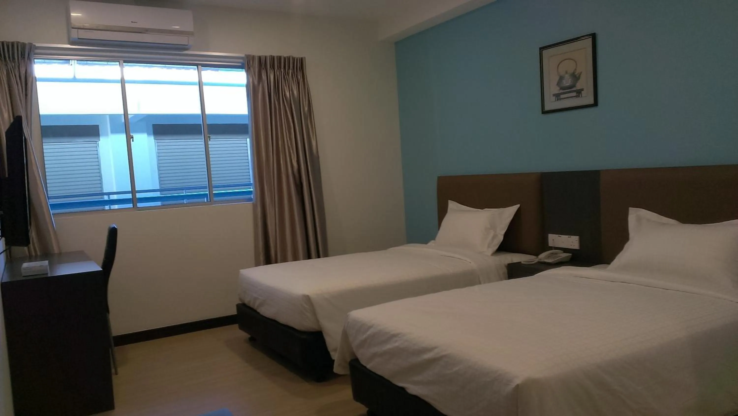 Bedroom, Bed in MJ Hotel