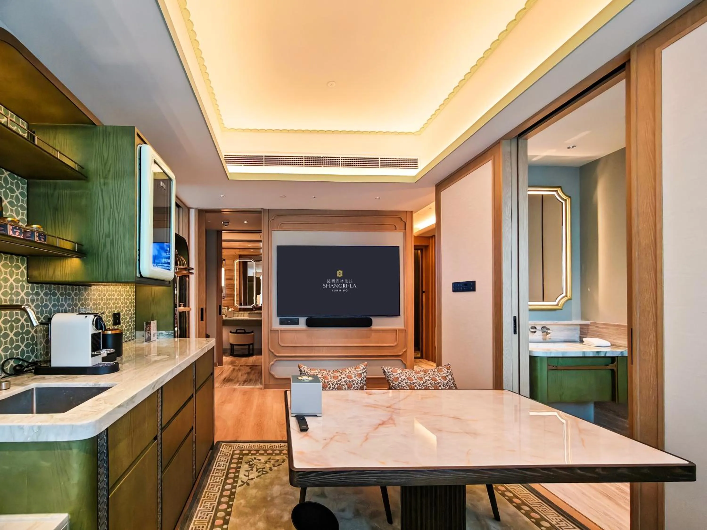 Kitchen or kitchenette in Shangri-La Kunming