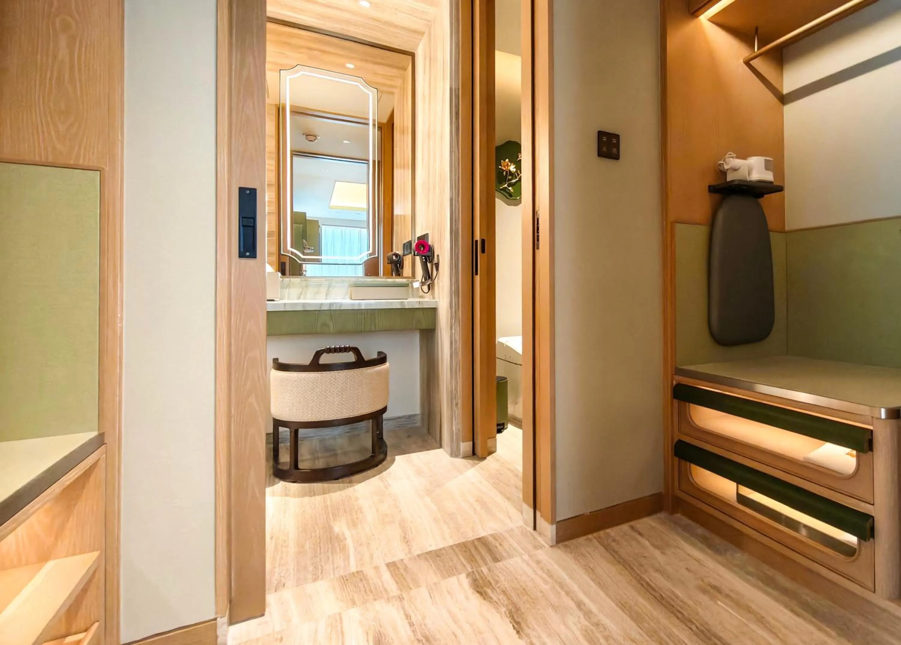 wardrobe in Shangri-La Kunming